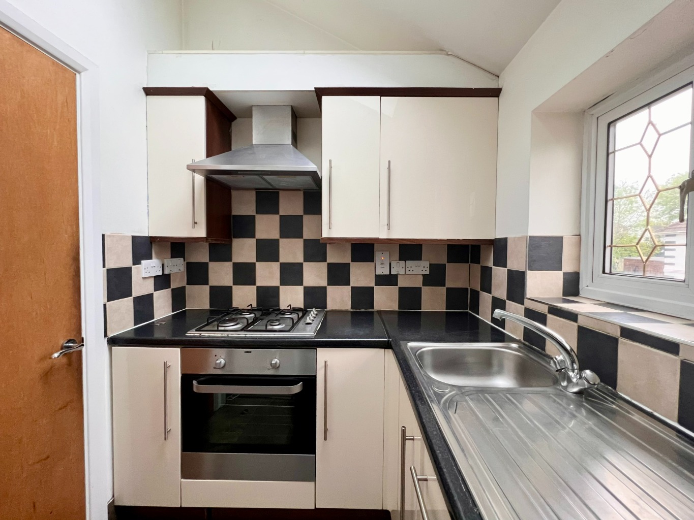 Bright and Spacious 2 double bedroom 1st floor flat on Lyon Park Ave available now for rent. property first image