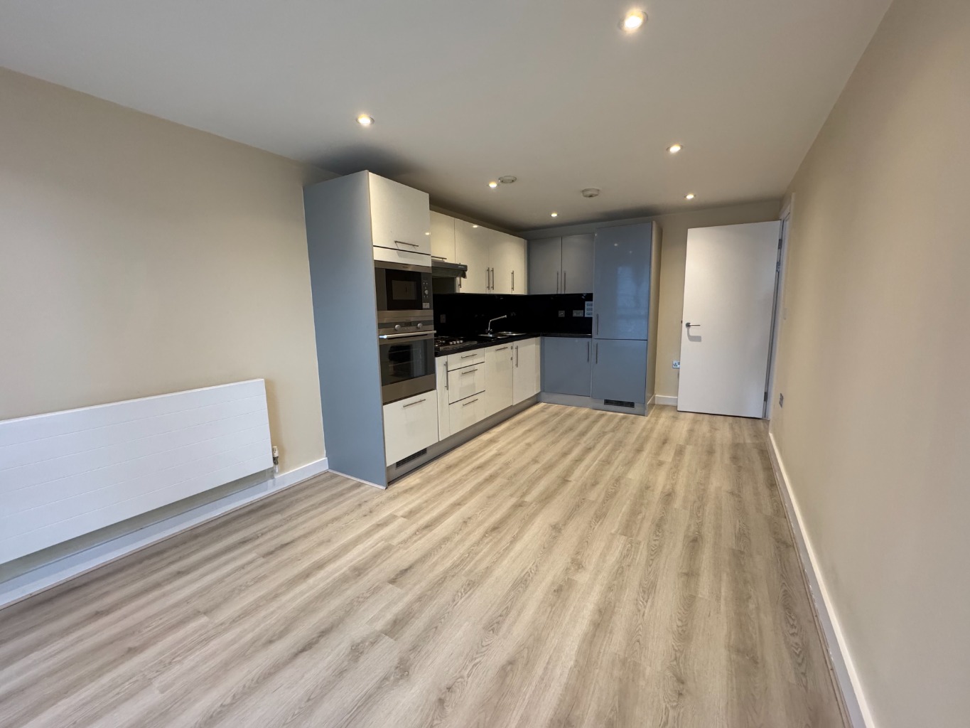 Modern 1 Bedroom Flat in Greater London with Balcony and Lift Access property first image