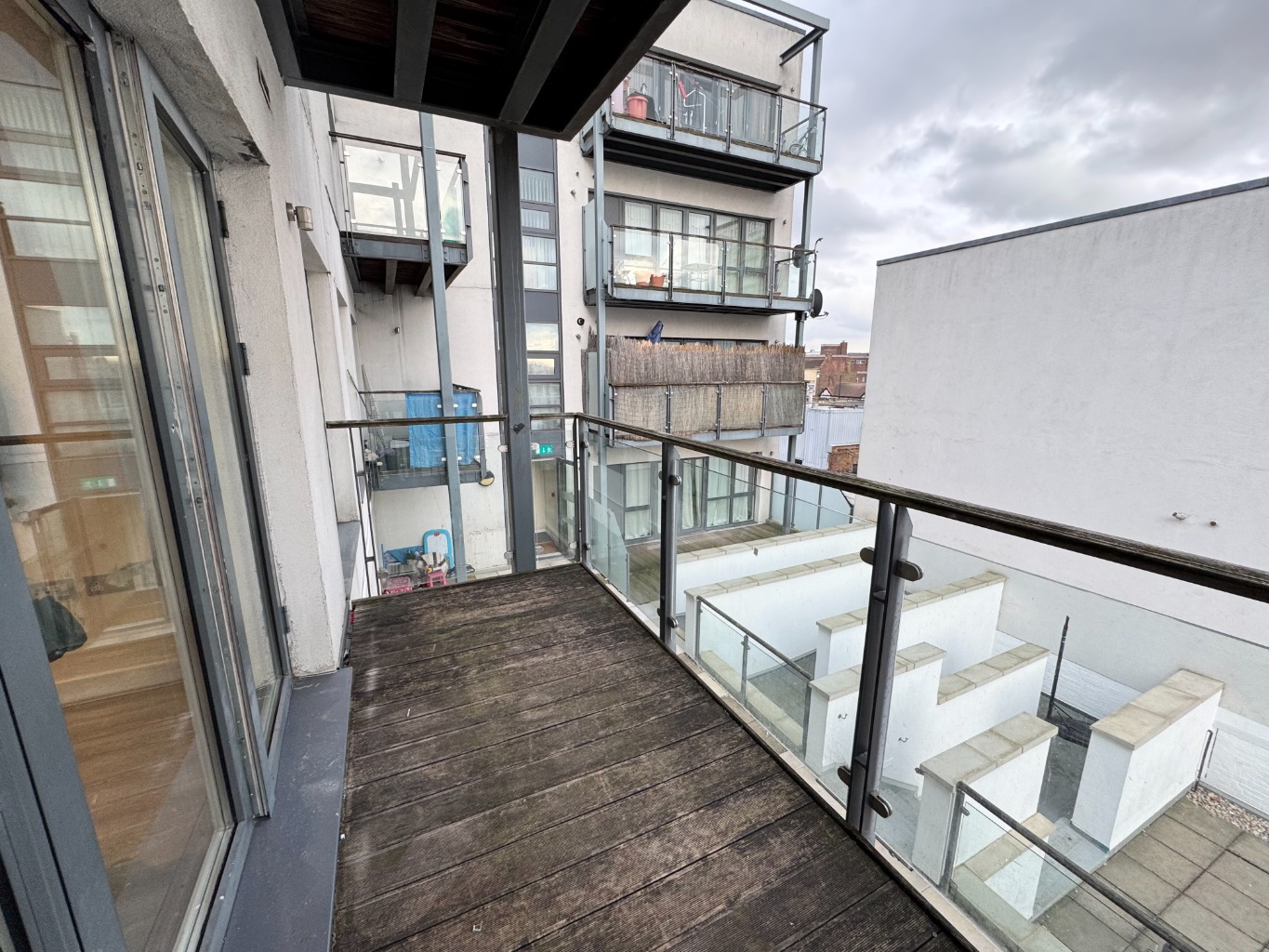 Modern 1 Bedroom Flat in Greater London with Balcony and Lift Access property first image