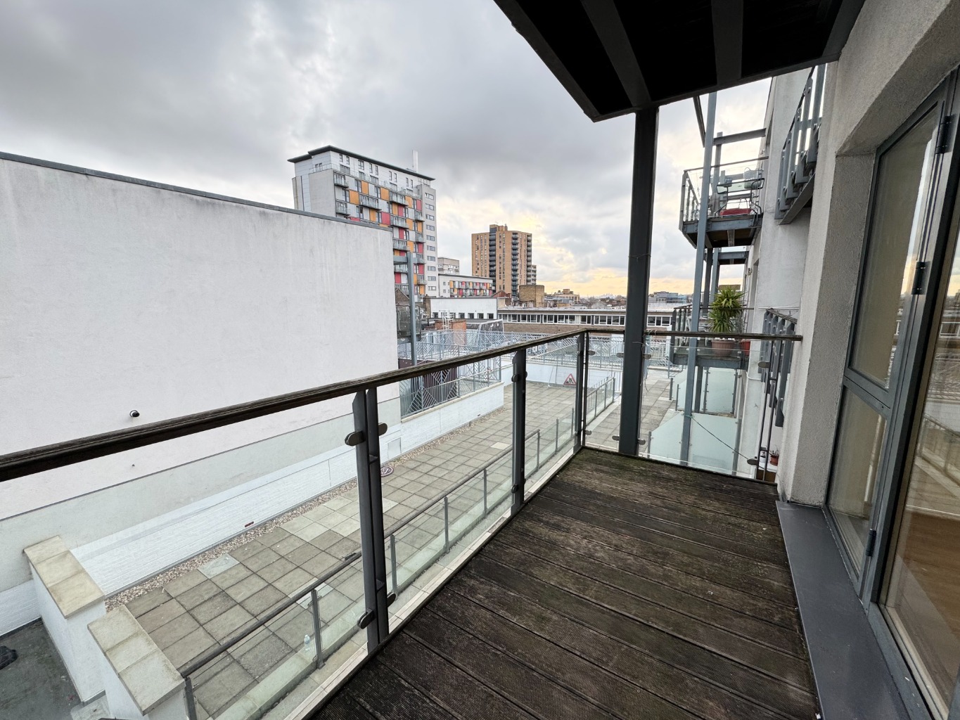 Modern 1 Bedroom Flat in Greater London with Balcony and Lift Access property first image