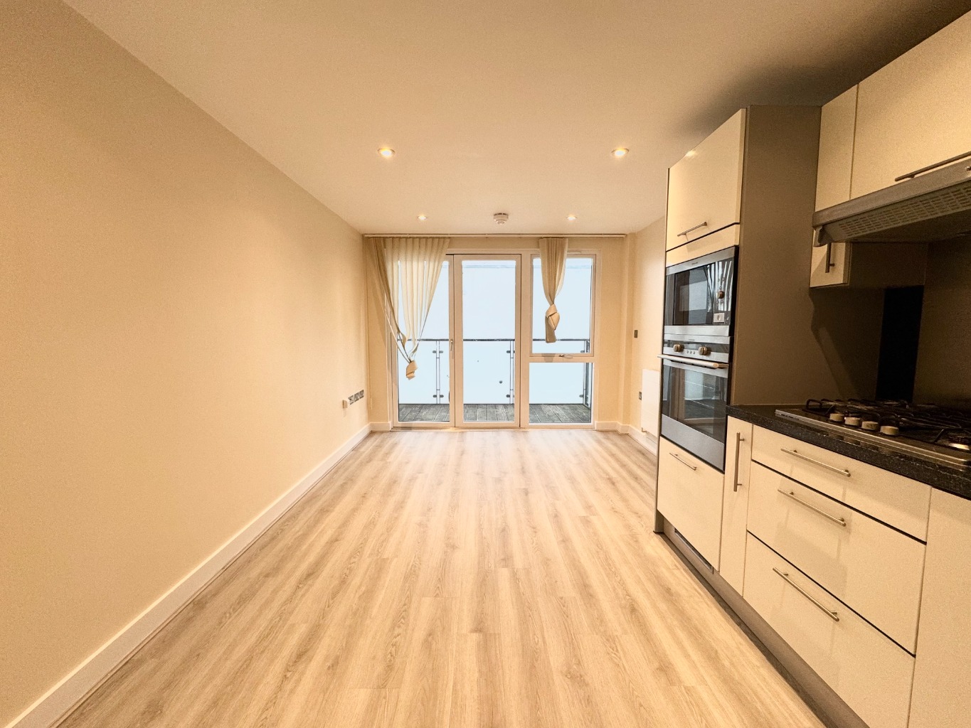 Modern 1 Bedroom Flat in Greater London with Balcony and Lift Access property first image