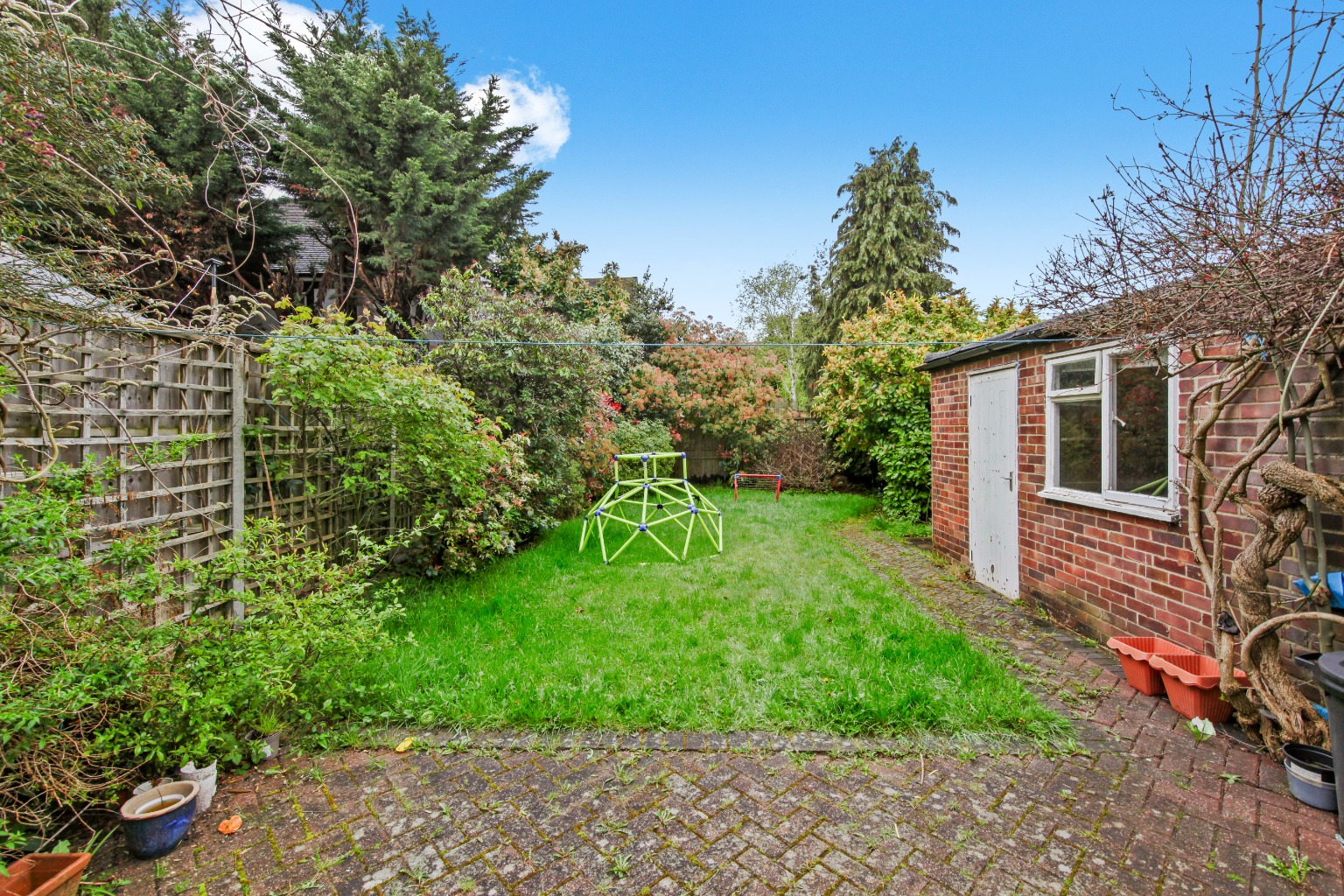 Spacious 5 Bedroom Detached Home with Garage and South West Facing Garden property first image