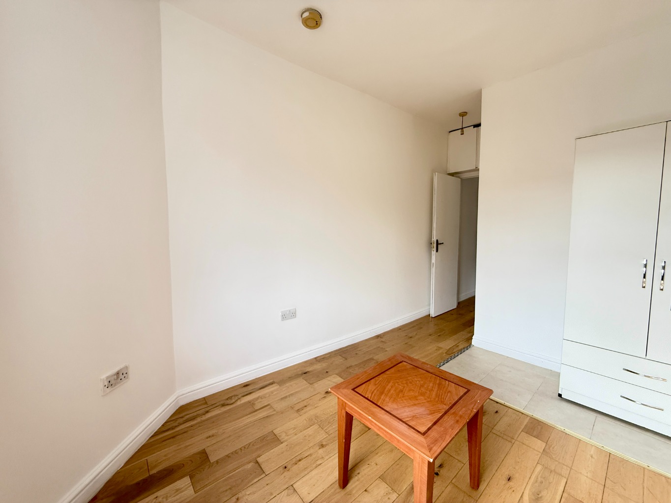 Compact Studio or 1 Bed Flat in South Ealing which has been Newly Decorated with Communal Garden property first image