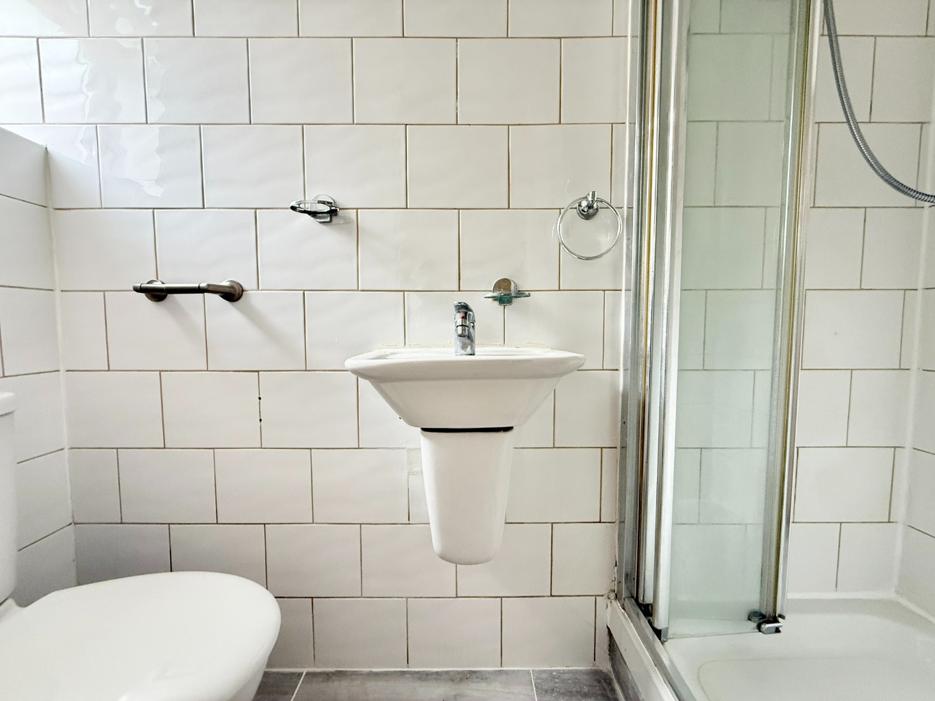 Compact Studio or 1 Bed Flat in South Ealing which has been Newly Decorated with Communal Garden property first image