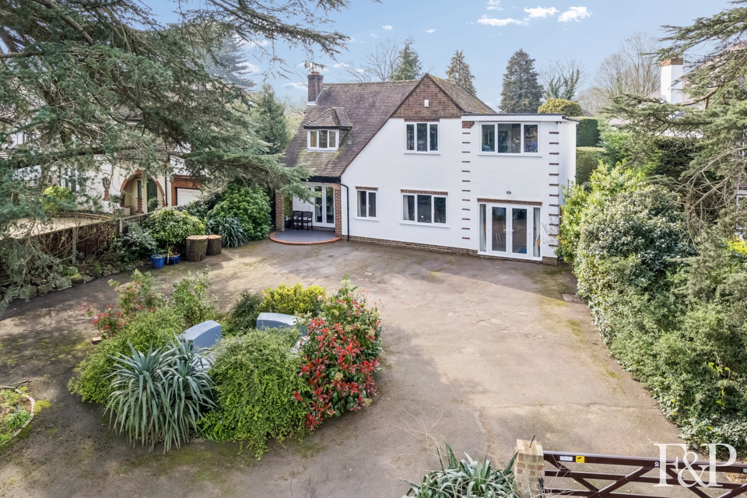 Five Bedroom Detached Family Home with Annex on 1/4 Acre Plot Opposite And With Views Of The Thames