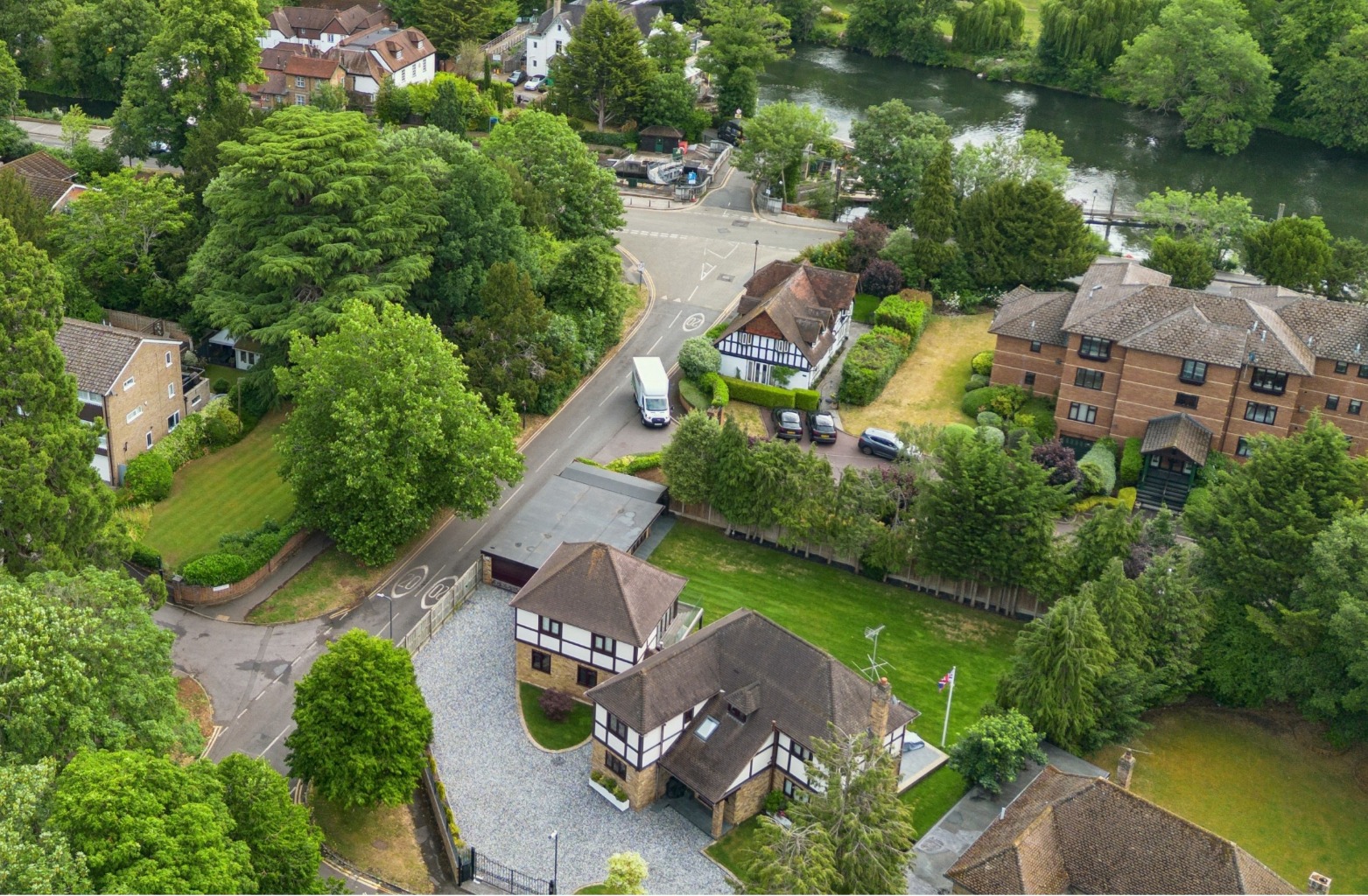Impressive family house in river area of Maidenhead with private gardens, guest annexe and planning.