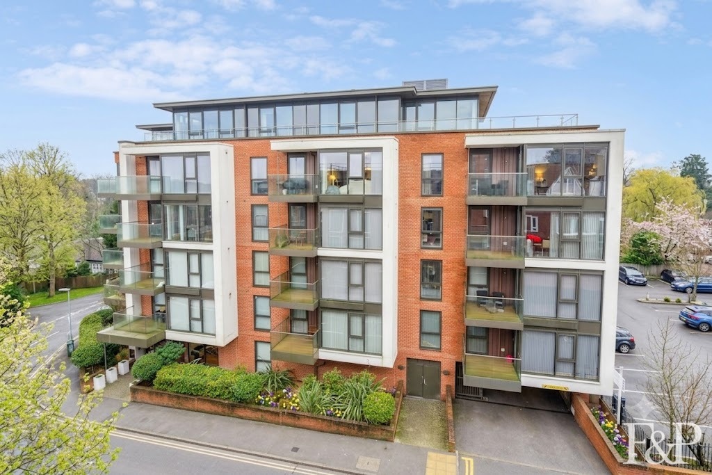 Luxury apartment living near Waitrose & train station (18 minutes to London).