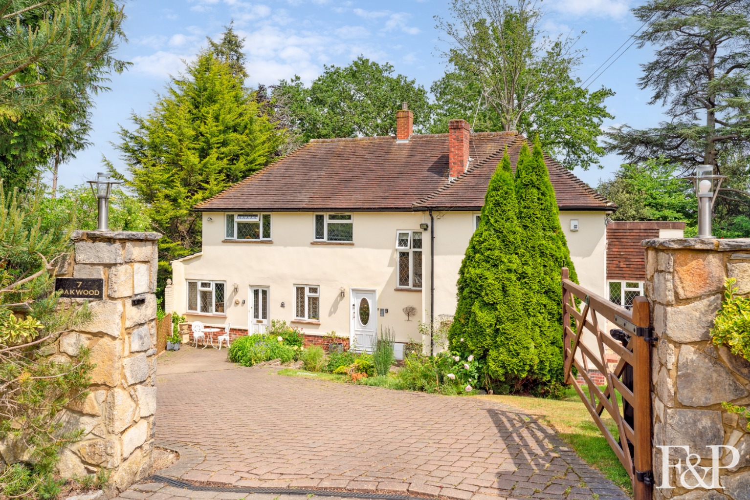 Near Windsor, A Beautiful 5 Bedroom Home with Garden & Annexe in a Private Cul-de-Sac – No Chain. Near Windsor, A Beautiful 5 Bedroom Home with Garden & Annexe in a Private Cul-de-Sac – No Chain.