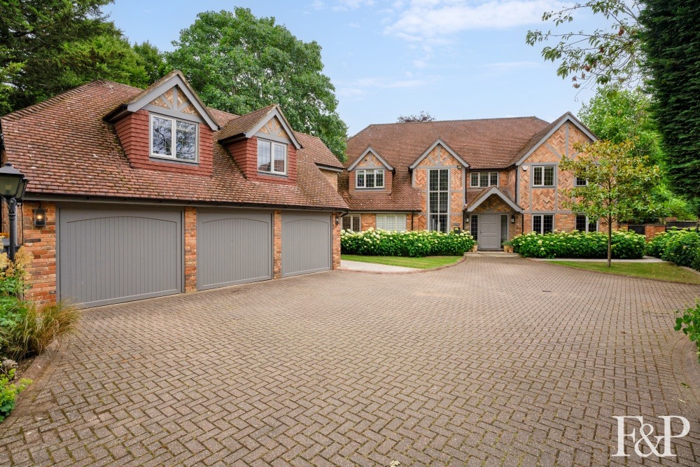 Situated on one of Gerrards Cross' most prestigious and aspirational private roads.