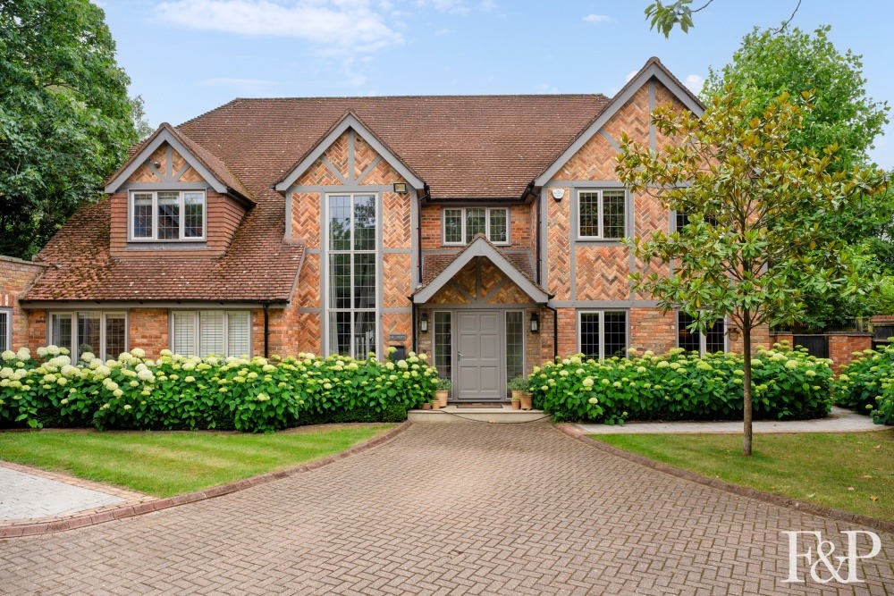 Situated on one of Gerrards Cross' most prestigious and aspirational private roads.