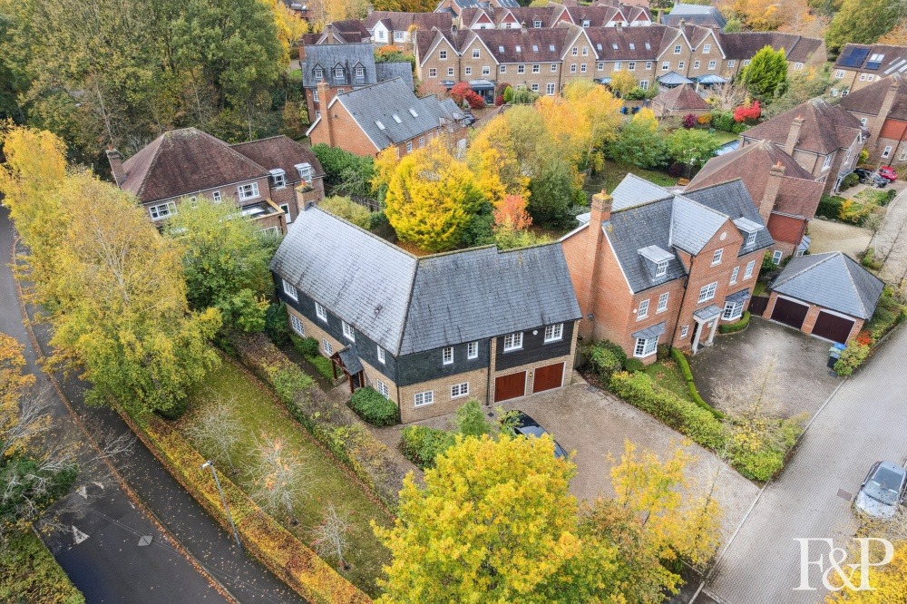 An impressive 6-bedroom family home very well located on this prime residential avenue in Ascot.