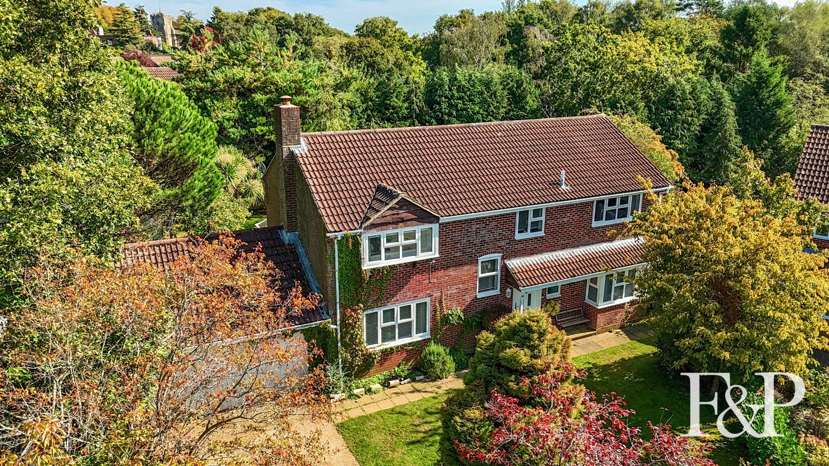 Stylish 5 bed detached home with driveway, double garage and spacious garden in cul-de-sac setting