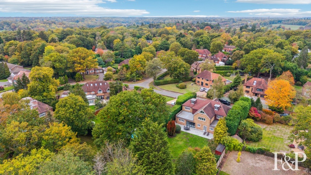 Circa 4-6 bed modern family 3−floor house. Consent to add/enlarge rooms (1st/2nd floors).