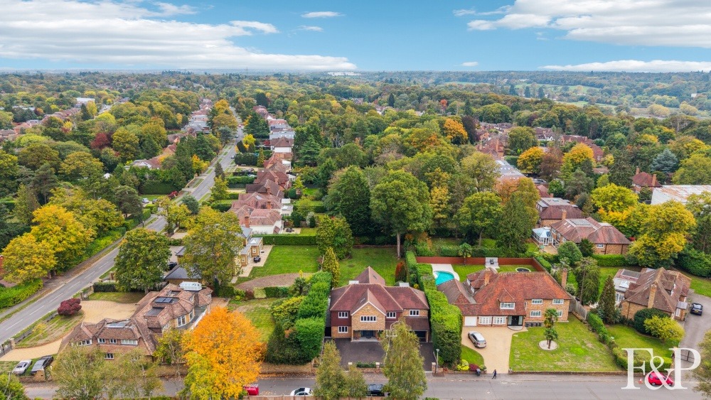 Circa 4-6 bed modern family 3-floor house. Consent to add/enlarge rooms (1st/2nd floors).