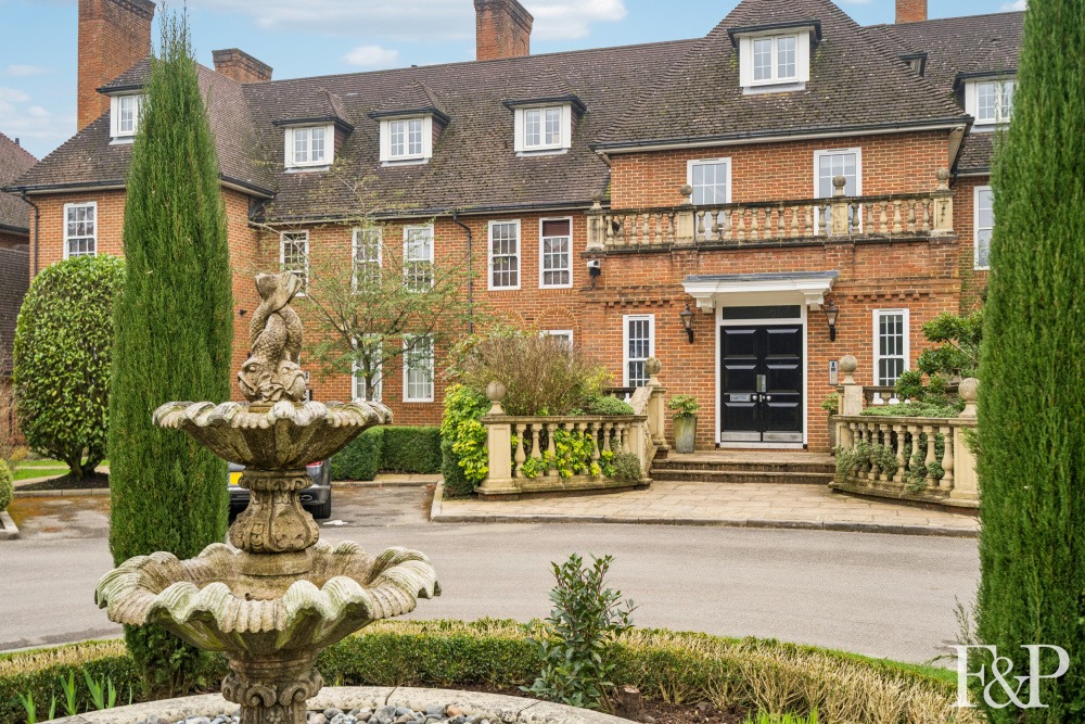 A reassuringly extensive penthouse apartment with excellent & easy commuting.