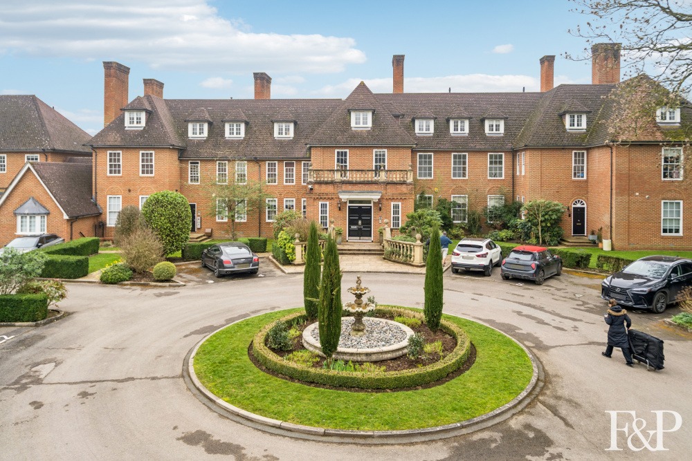 An extensive penthouse apartment within easy reach of M40/M25/M4 and London Heathrow Airport.