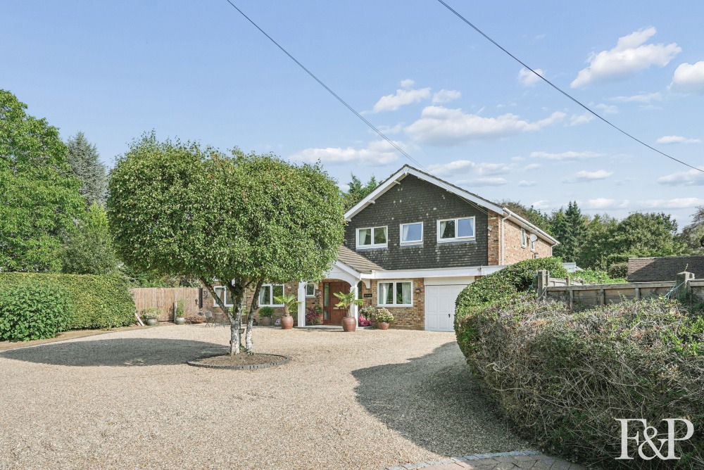 Exceptional 5 Bedroom Family Home with Heated indoor Pool in a Private Buckinghamshire Cul-de-Sac.
