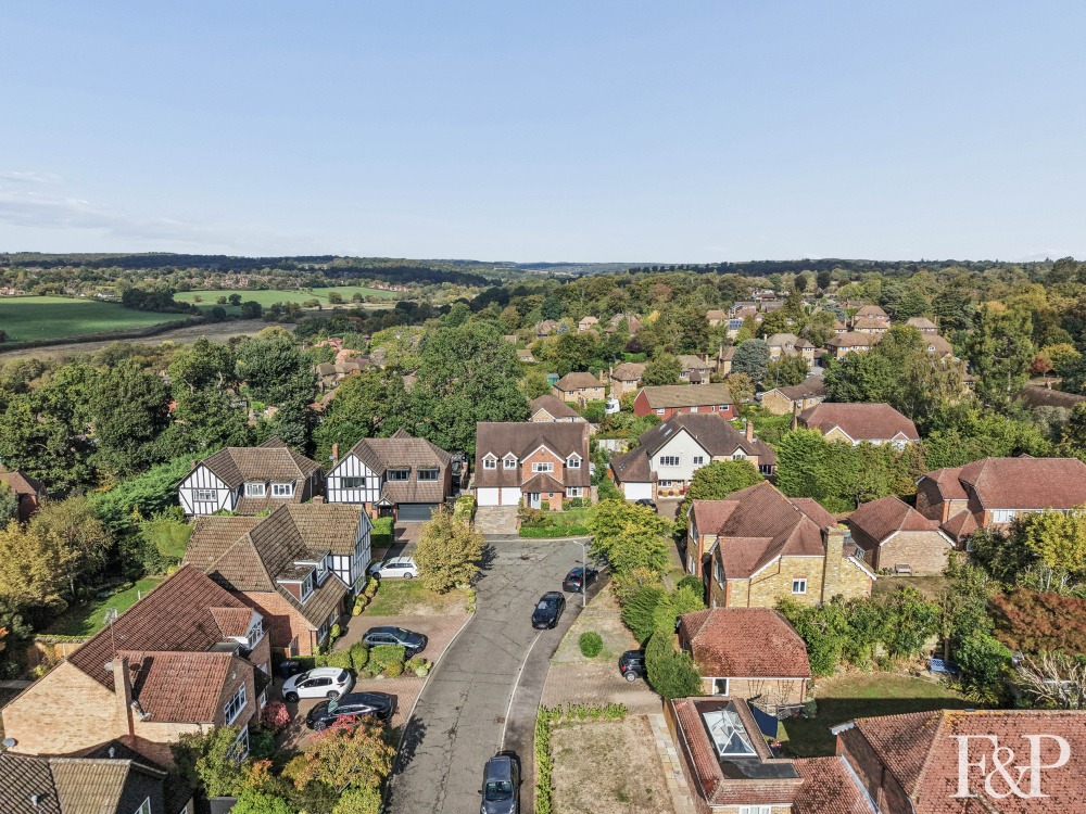 A Reassuringly Extensive 5 Bed Detached Family Home with Superb Local School Catchment. Chain free.