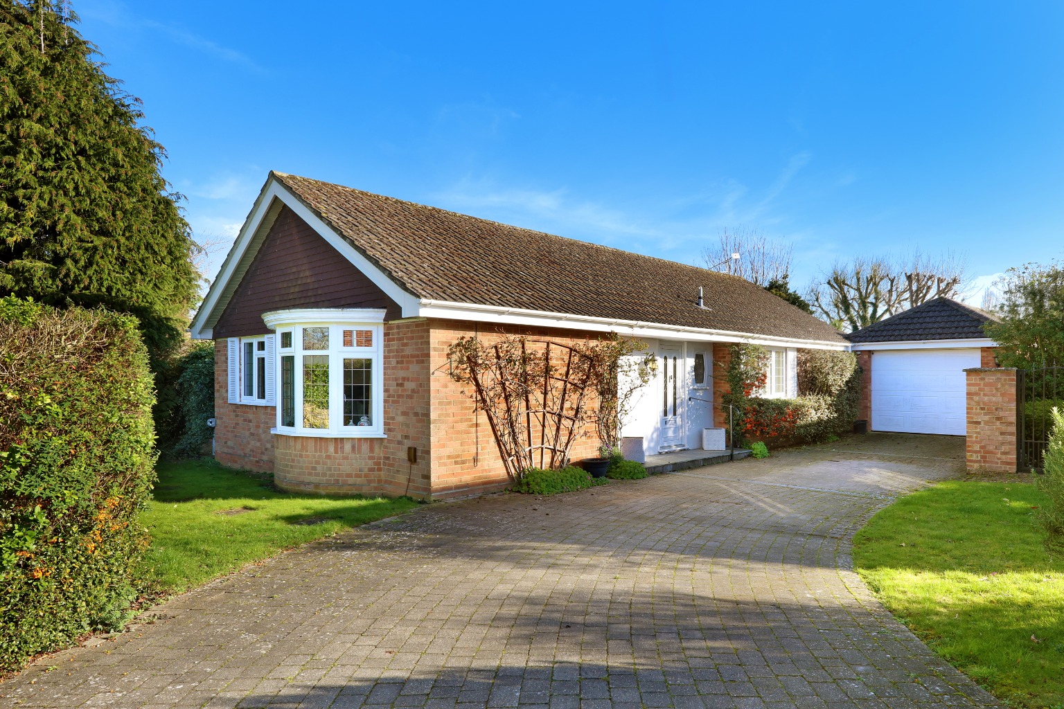 Single storey elegance in Maidenhead for sale; on a quiet level plot in mature gardens