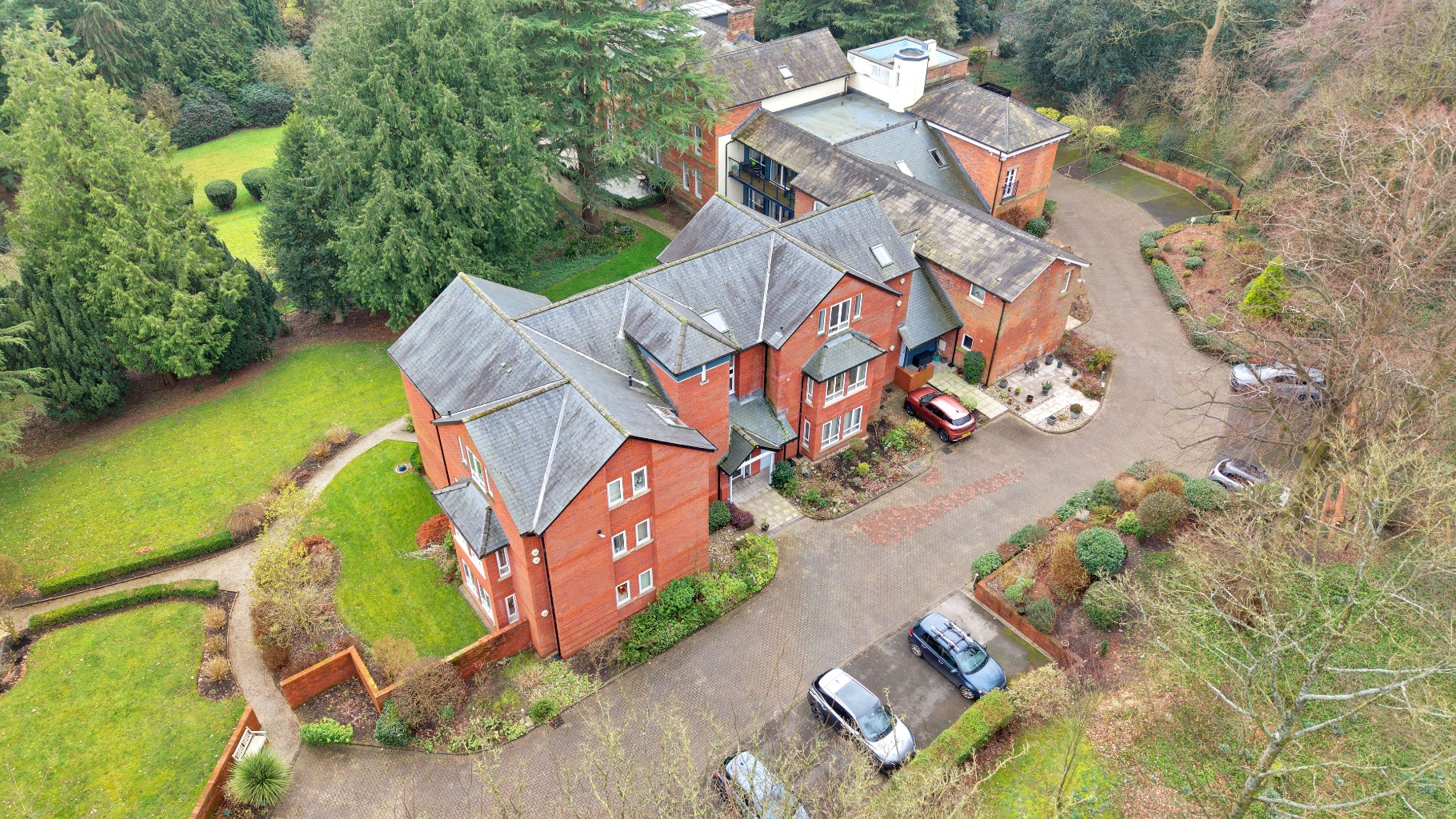 A spacious ground floor luxury apartment with over 1000 sqft of living accommodation. Property image 1