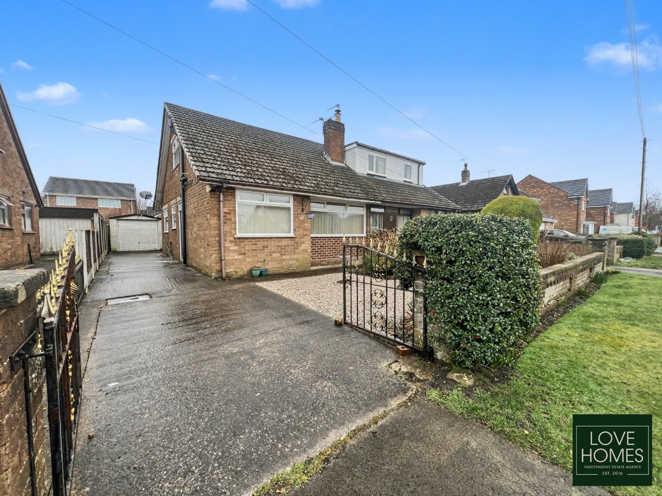 Spacious 2/3 Bed Dormer in Joe Lane: Modernisation Opportunity.