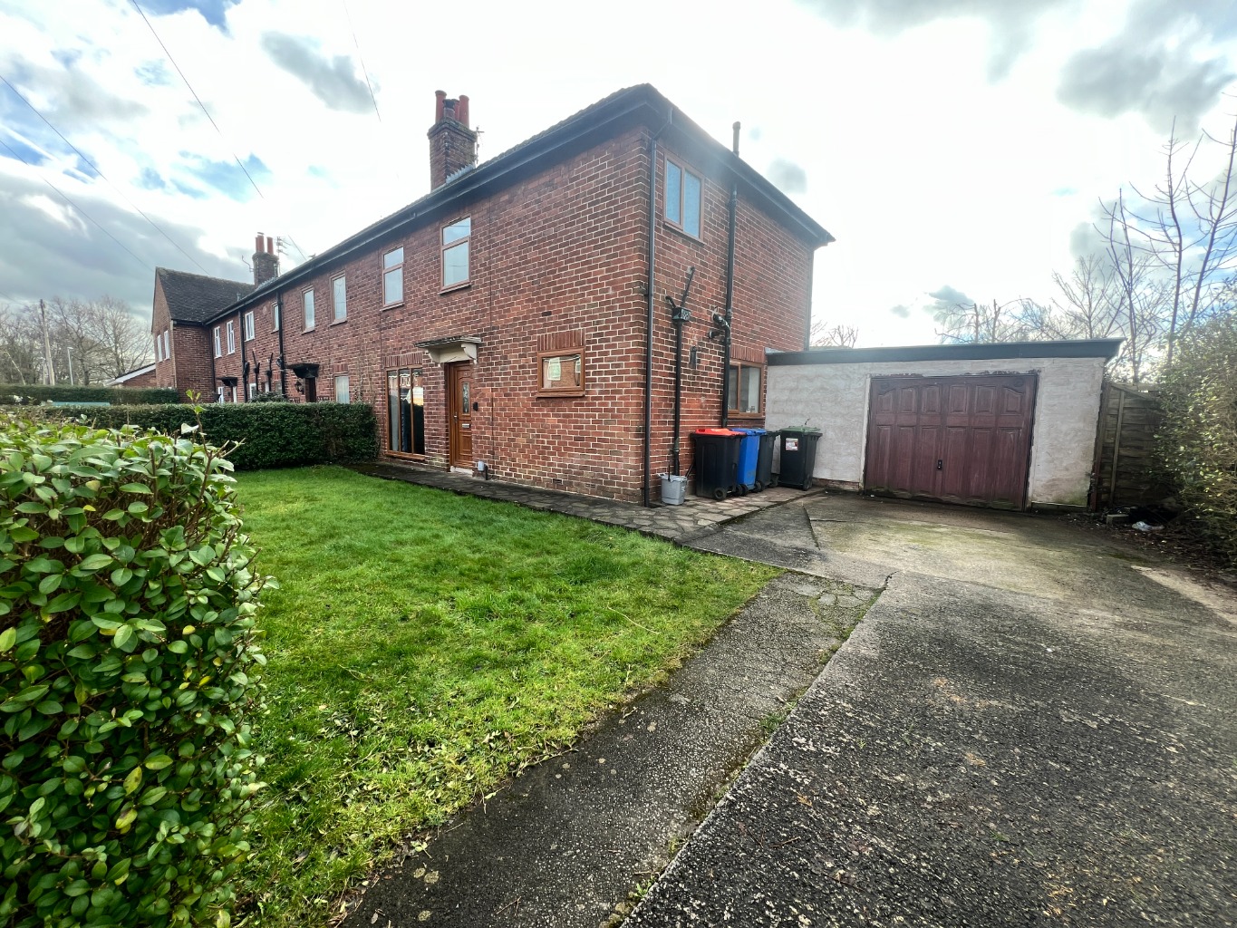Spacious 3 Bed End Terrace with Garage & Garden in Preston