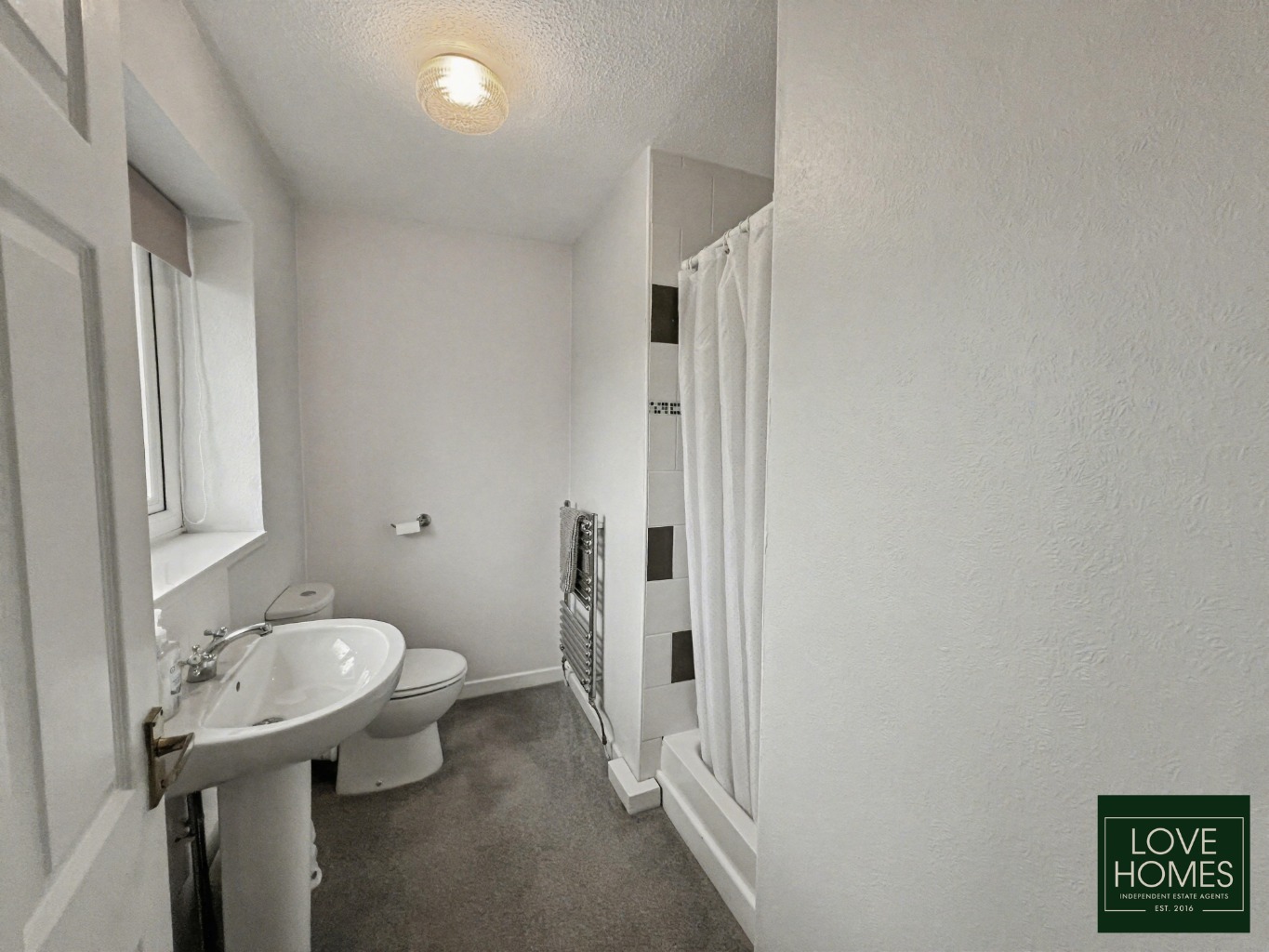 Spacious 4 /5 Bed Family Home in Ingol, Overlooking Green Space. Property image 8
