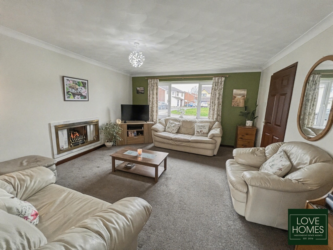 Spacious 4 /5 Bed Family Home in Ingol, Overlooking Green Space. Property image 3