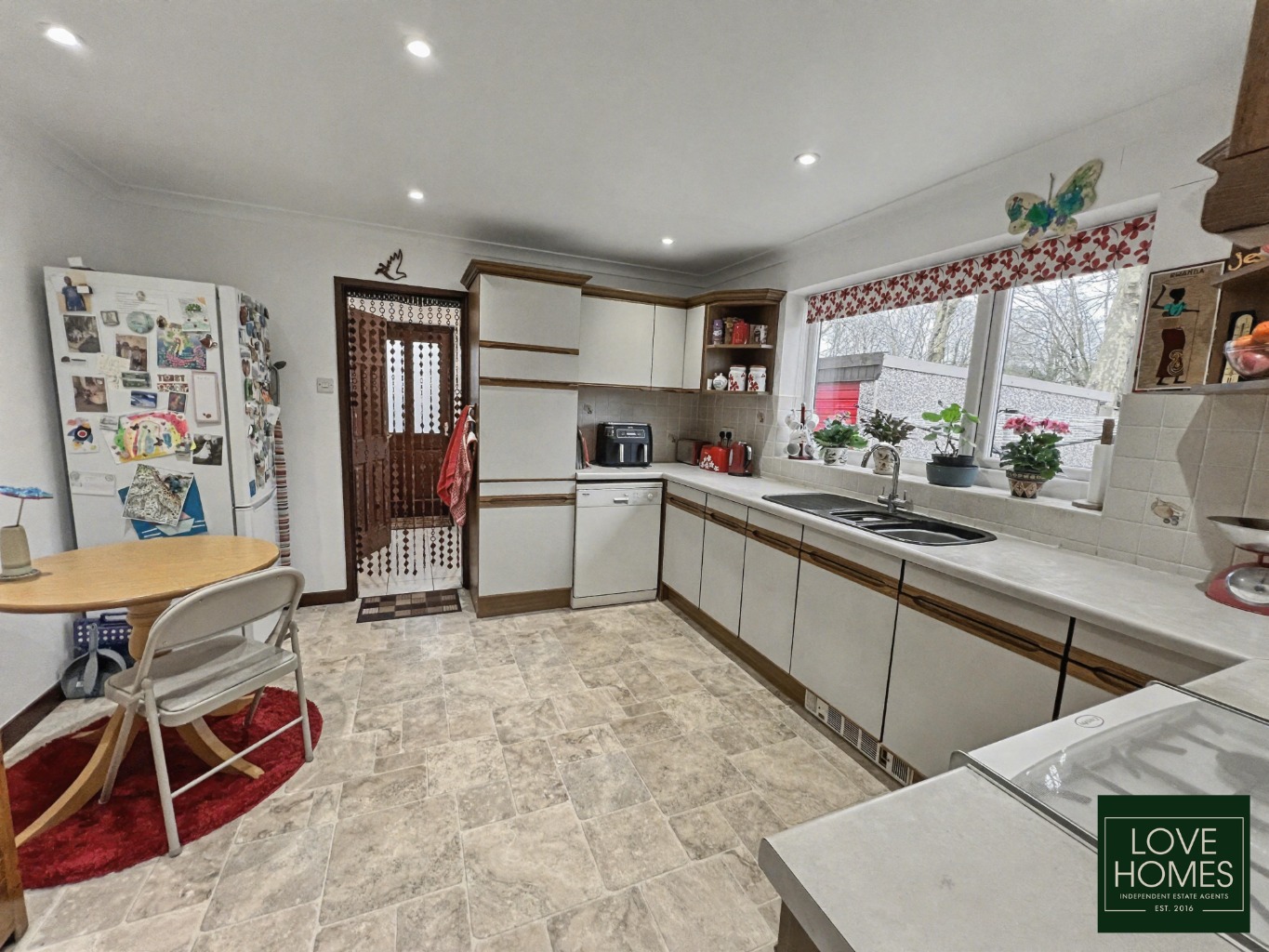 Spacious 4 /5 Bed Family Home in Ingol, Overlooking Green Space. Property image 2