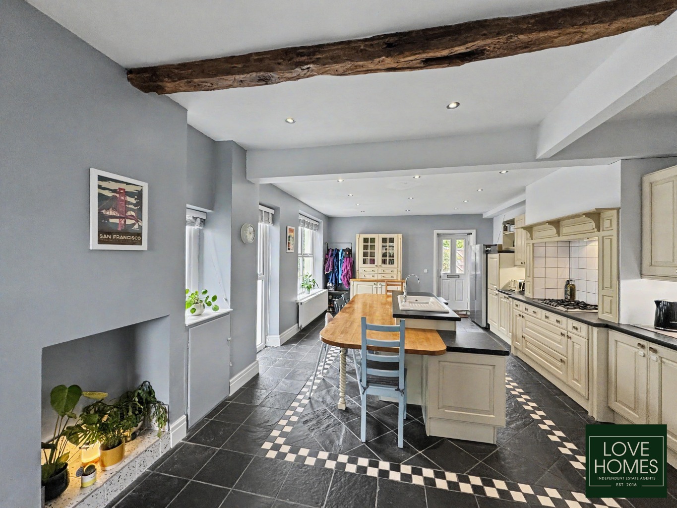 A Historic Former Post House with Three Superb Living Spaces, Driveway Parking and a Double Garage Property image 4