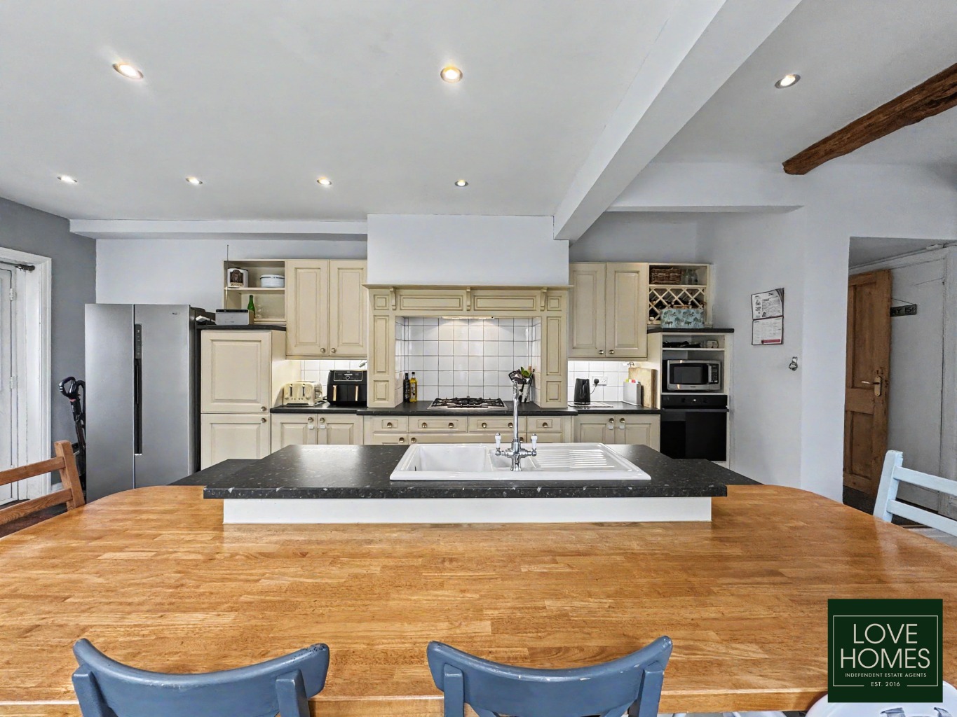 A Historic Former Post House with Three Superb Living Spaces, Driveway Parking and a Double Garage Property image 6
