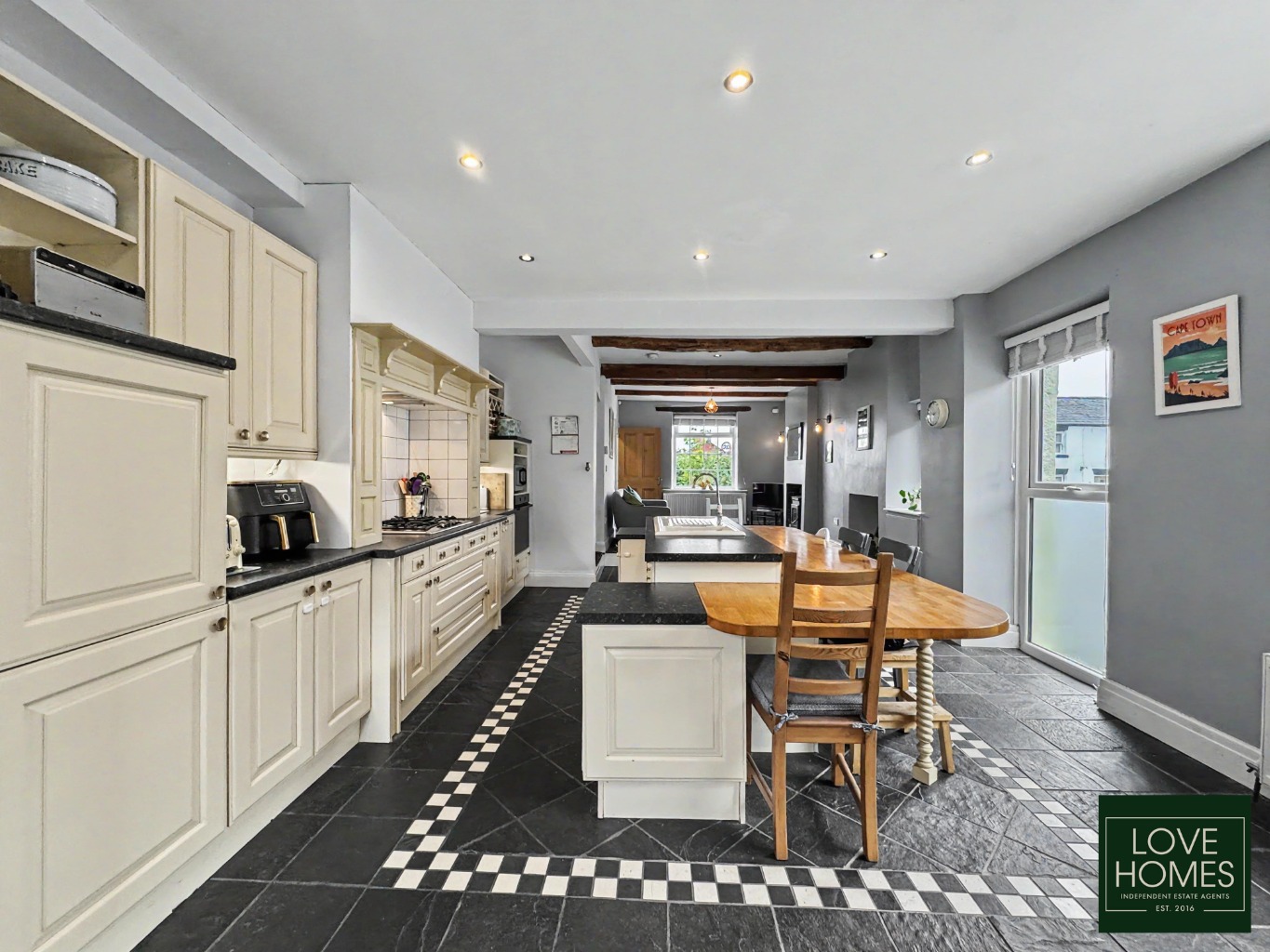 A Historic Former Post House with Three Superb Living Spaces, Driveway Parking and a Double Garage Property image 5
