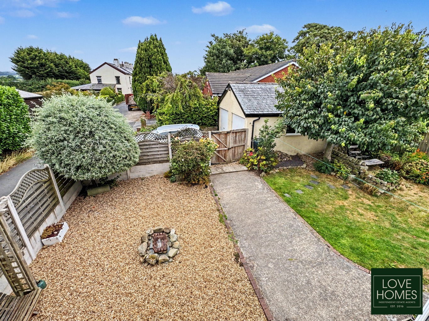 A Historic Former Post House with Three Superb Living Spaces, Driveway Parking and a Double Garage Property image 15