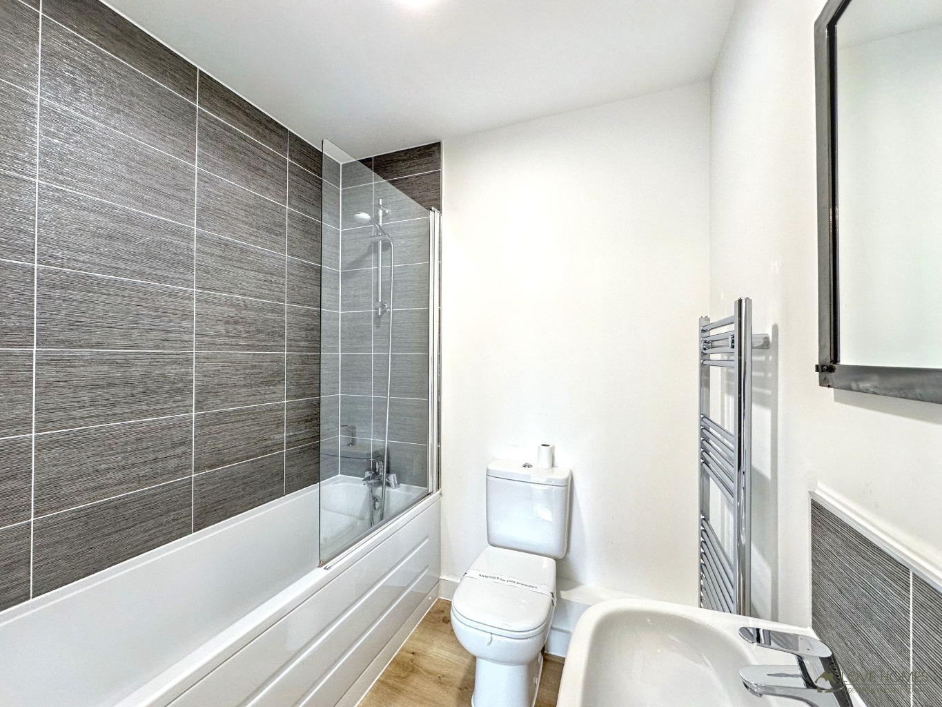 Luxury 2 Bed Apartment: River Views & Town Centre Living. Property image 7