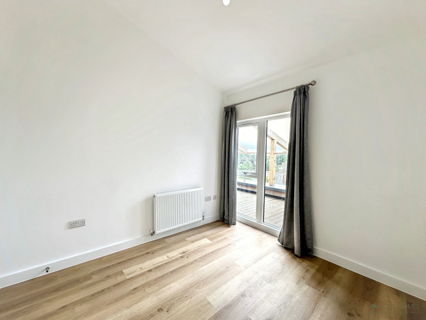 Luxury 2 Bed Apartment: River Views & Town Centre Living. Property image 9