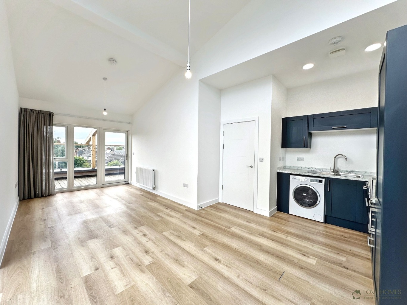 Luxury 2 Bed Apartment: River Views & Town Centre Living. Property image 2