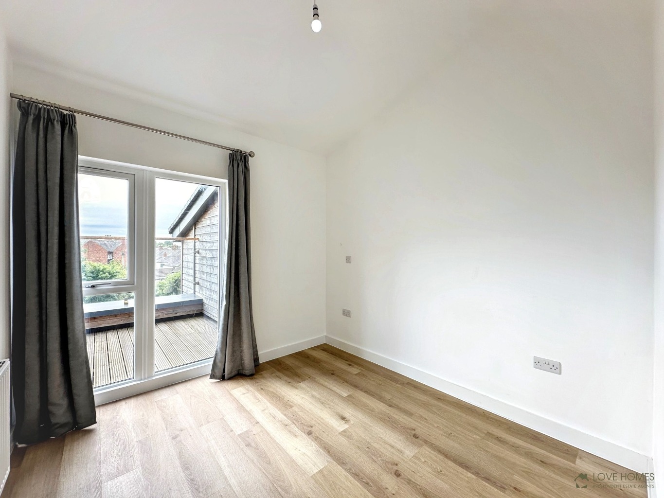 Luxury 2 Bed Apartment: River Views & Town Centre Living. Property image 8