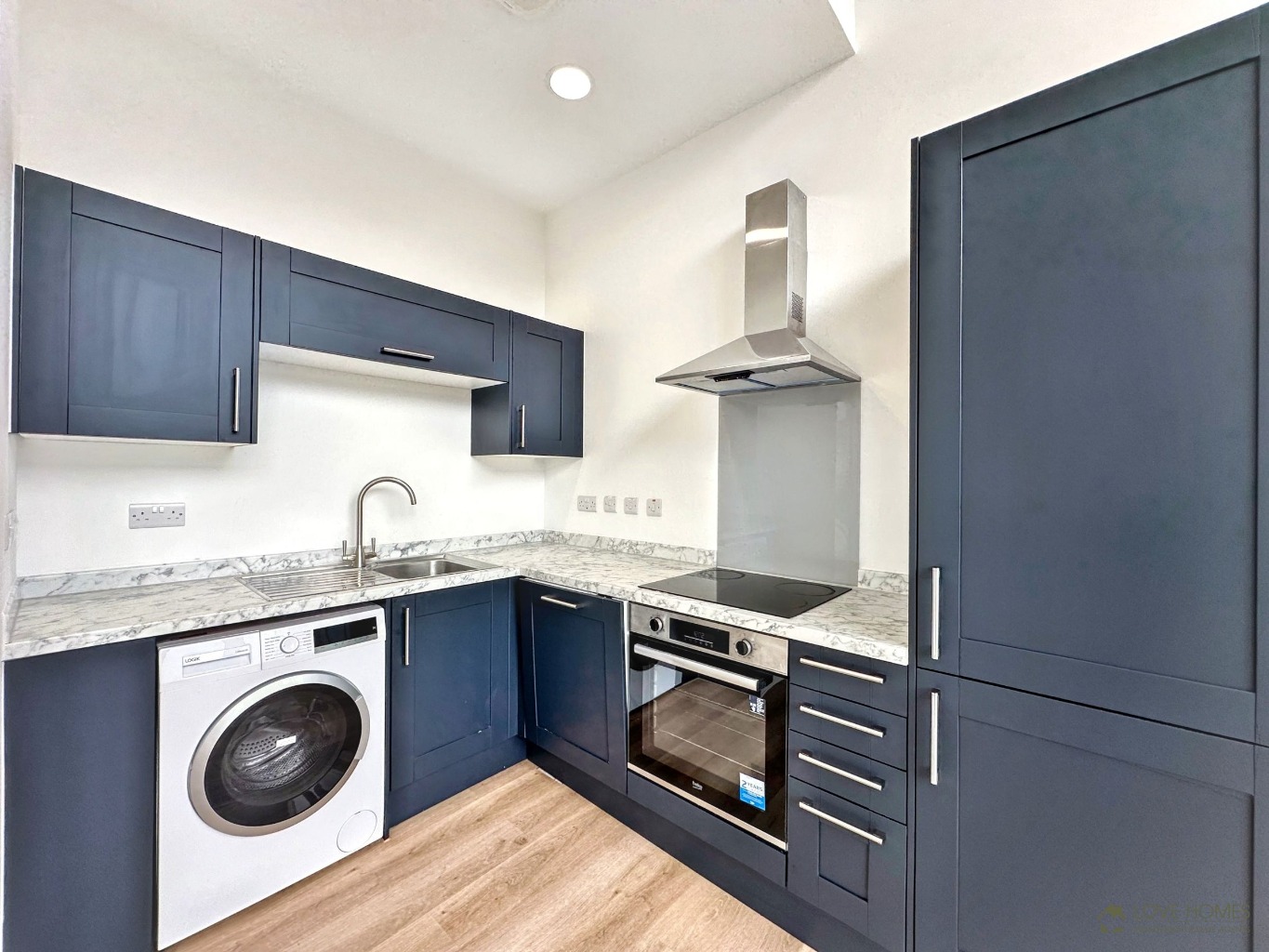 Luxury 2 Bed Apartment: River Views & Town Centre Living. Property image 3