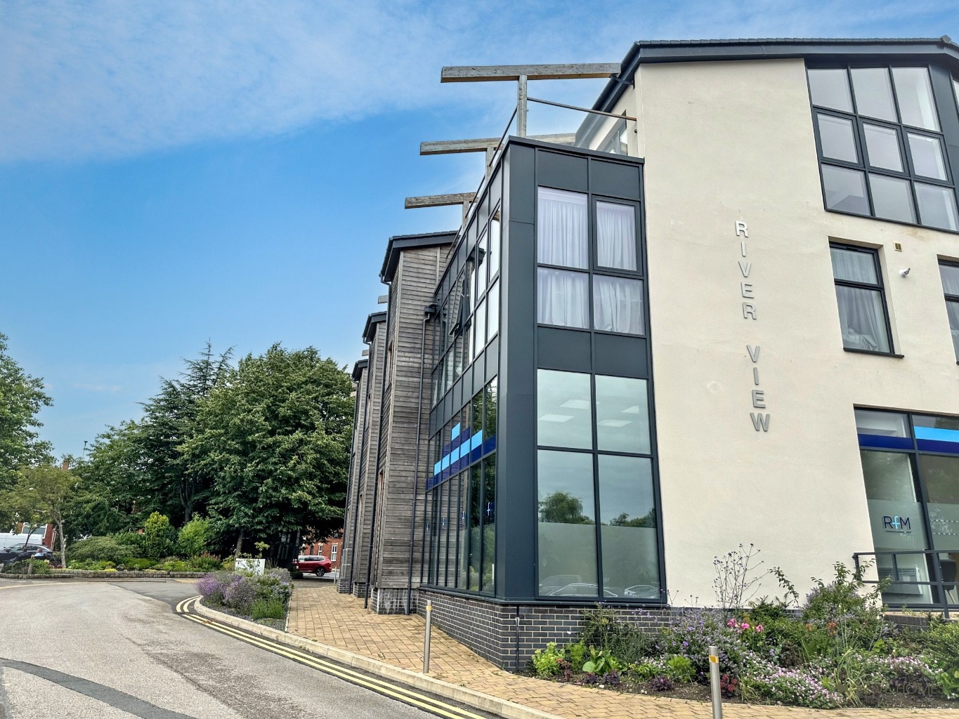 Luxury 2 Bed Apartment: River Views & Town Centre Living. Property image 14