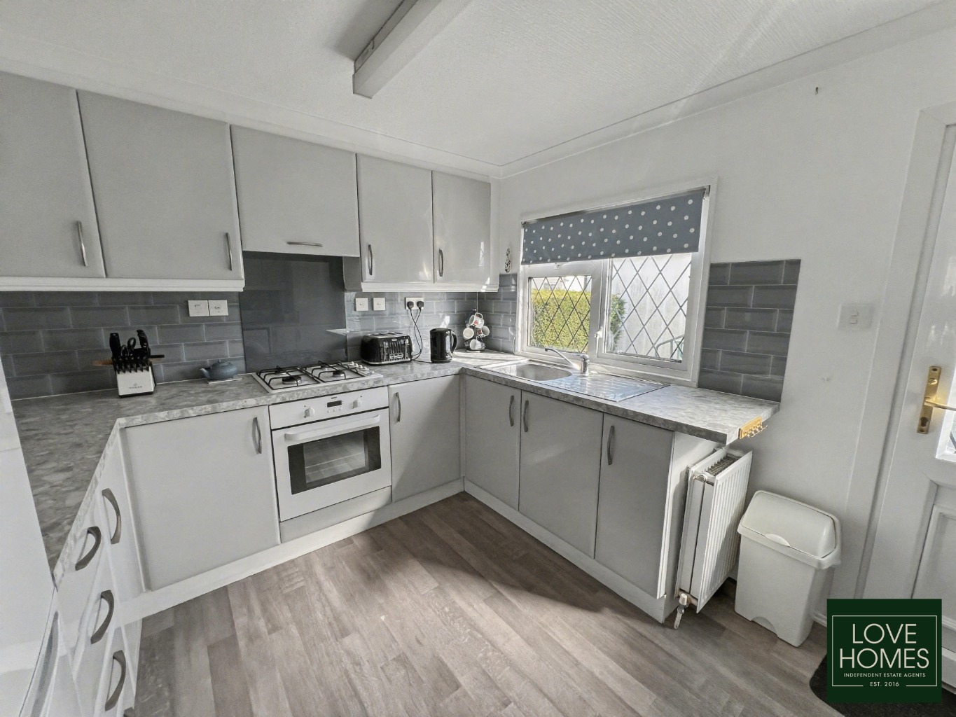 Superb 2 Bed Residential Park Home in Peaceful Carr Bridge. Property image 3