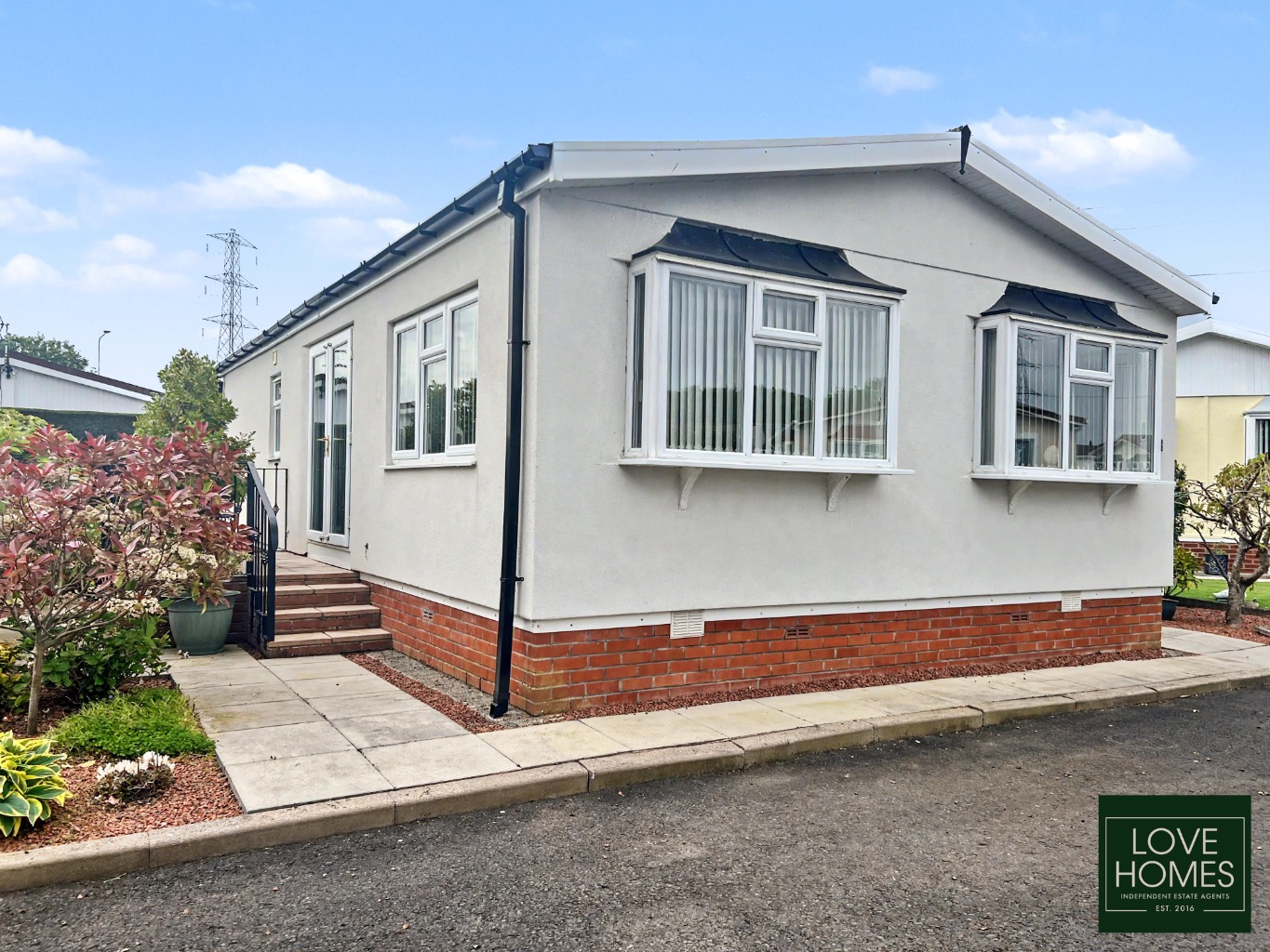Charming 2 Bed Fully Residential Park Home with Mature Garden in near Peaceful Lytham St Annes. Property image 1