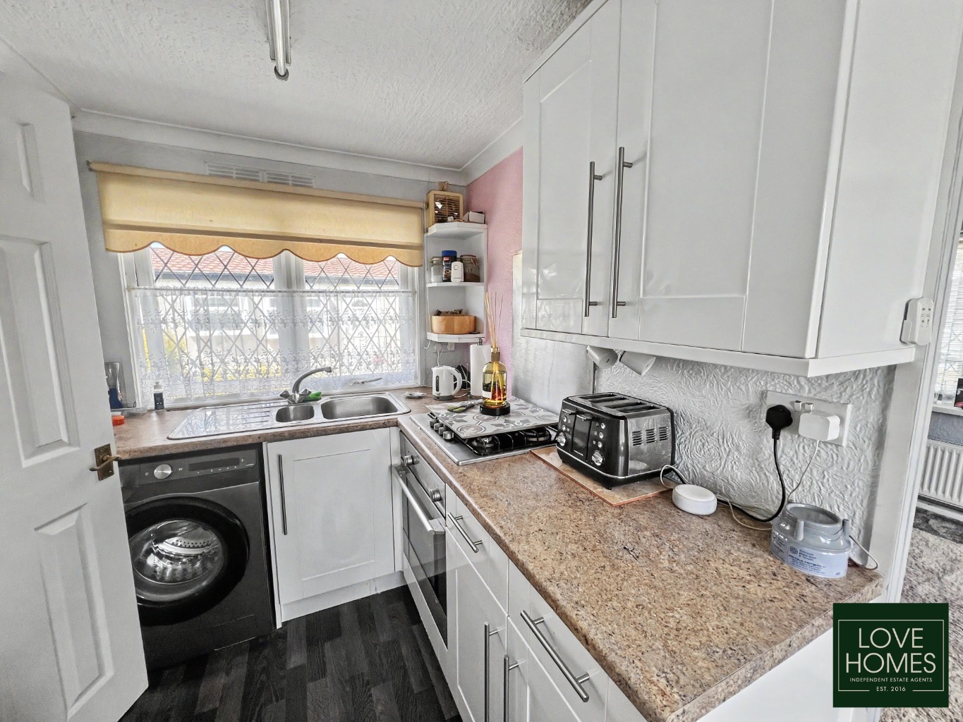 Peaceful Park Home on Carr Bridge near Lytham st Annes. Modern Comforts, Community Living. Property image 5
