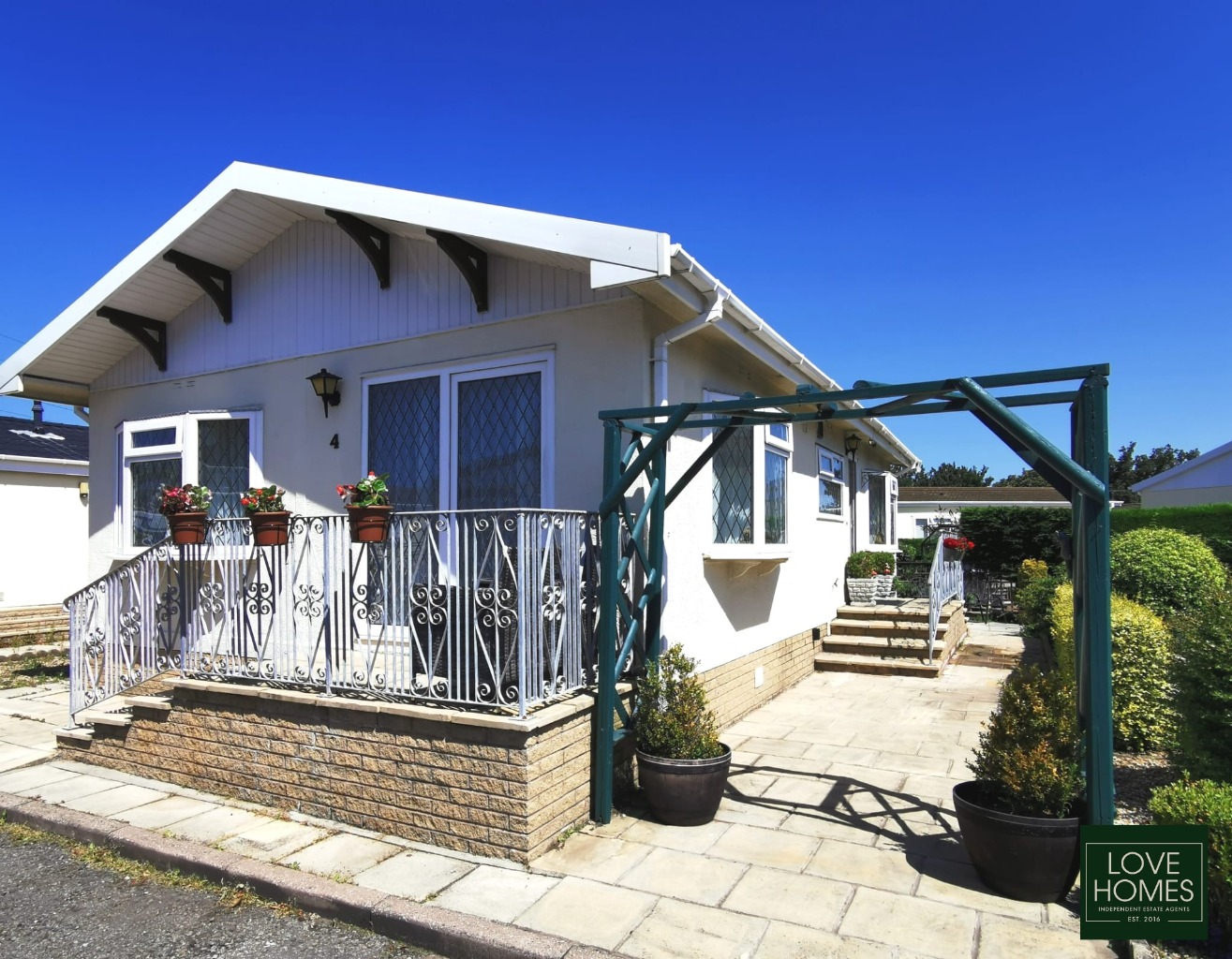 Bright 2 Bed Park Home in Carr Bridge, Lancashire, OIRO £96,000 Property image 1