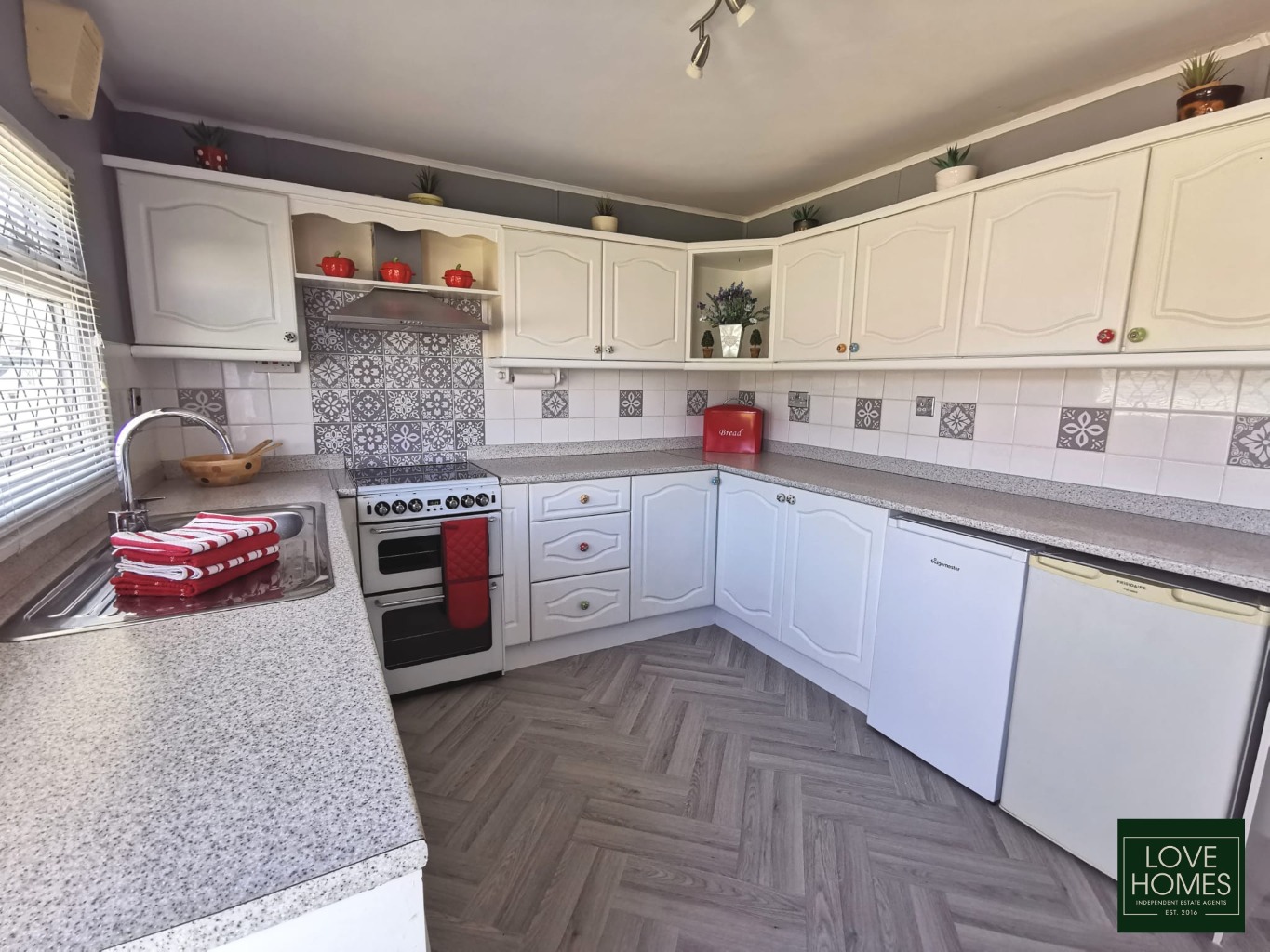 Bright 2 Bed Park Home in Carr Bridge, Lancashire, OIRO £96,000 Property image 4