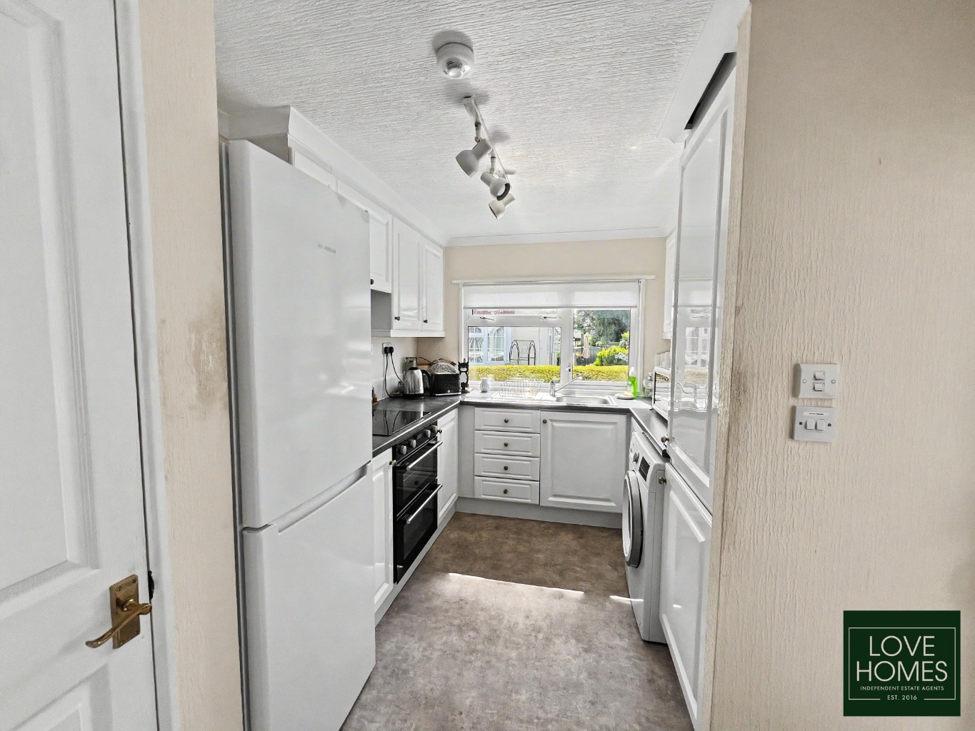 Charming 2 Bed Park Home in Wyre Vale Park, Garstang, with Generous Plot. Property image 3