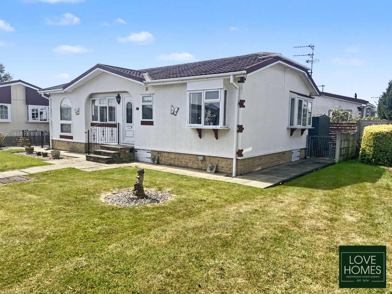 Charming 2 Bed Park Home in Wyre Vale Park, Garstang, with Generous Plot. Property image 1