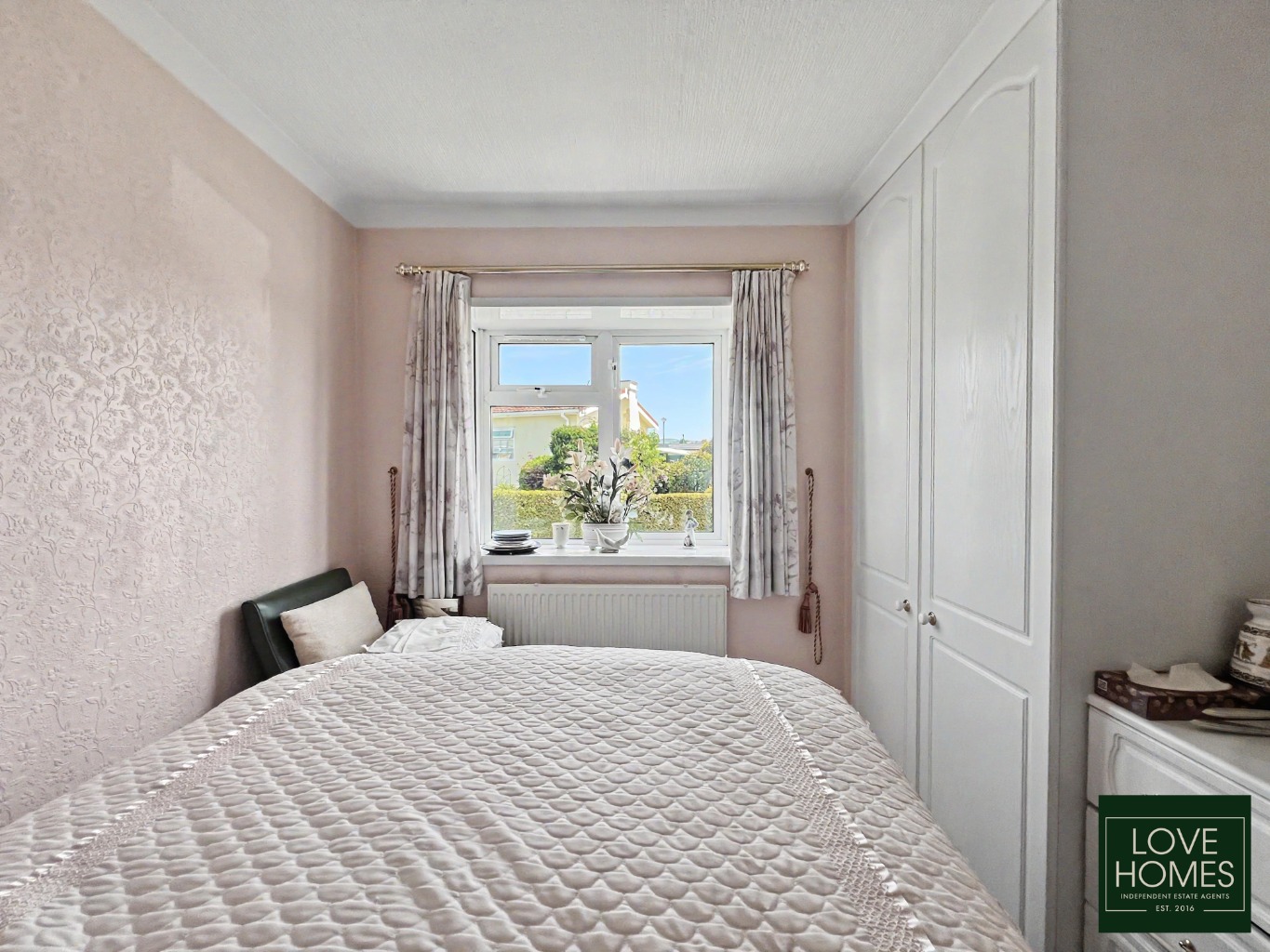 Charming 2 Bed Park Home in Wyre Vale Park, Garstang, with Generous Plot. Property image 9
