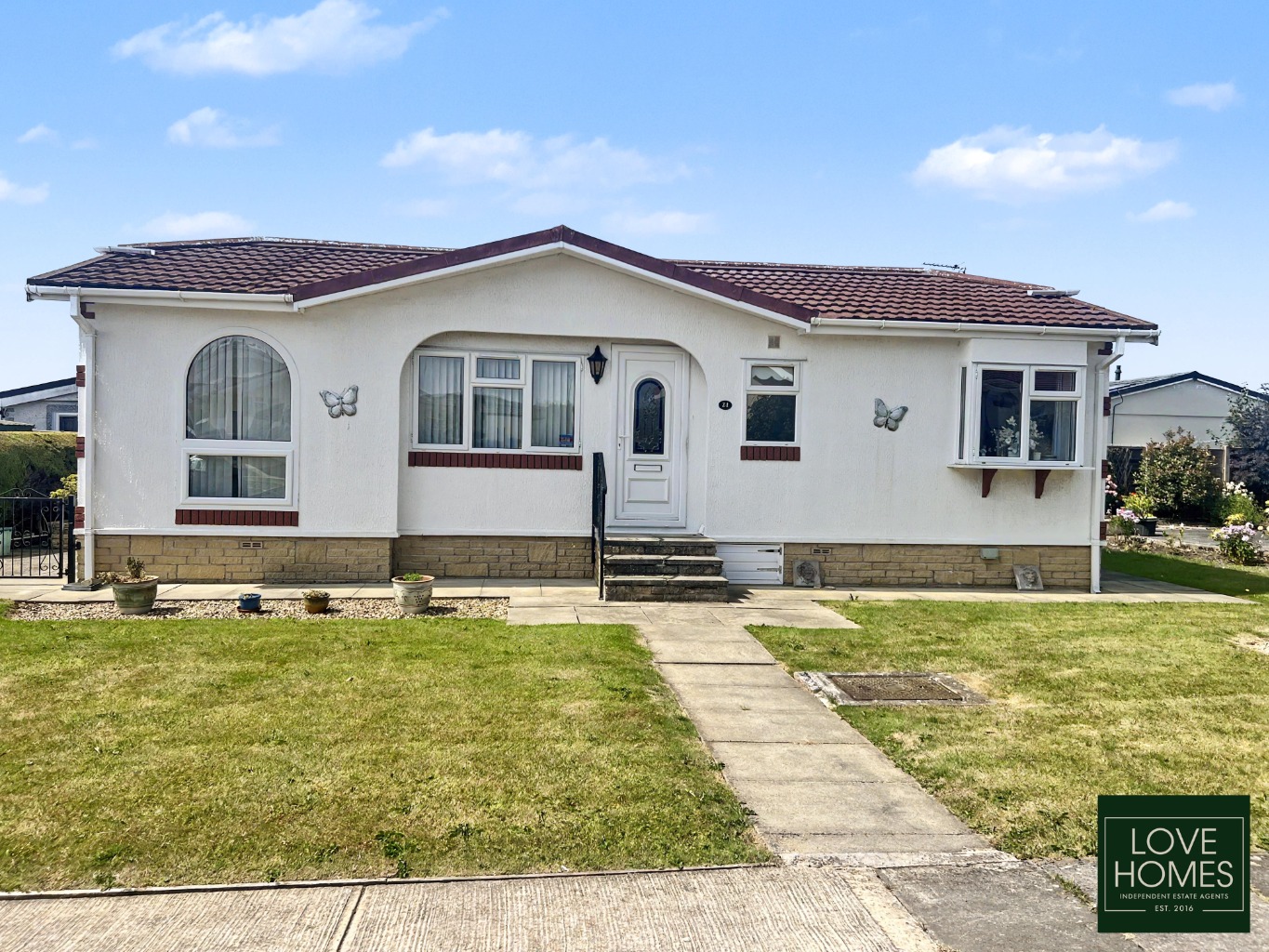 Charming 2 Bed Park Home in Wyre Vale Park, Garstang, with Generous Plot. Property image 12