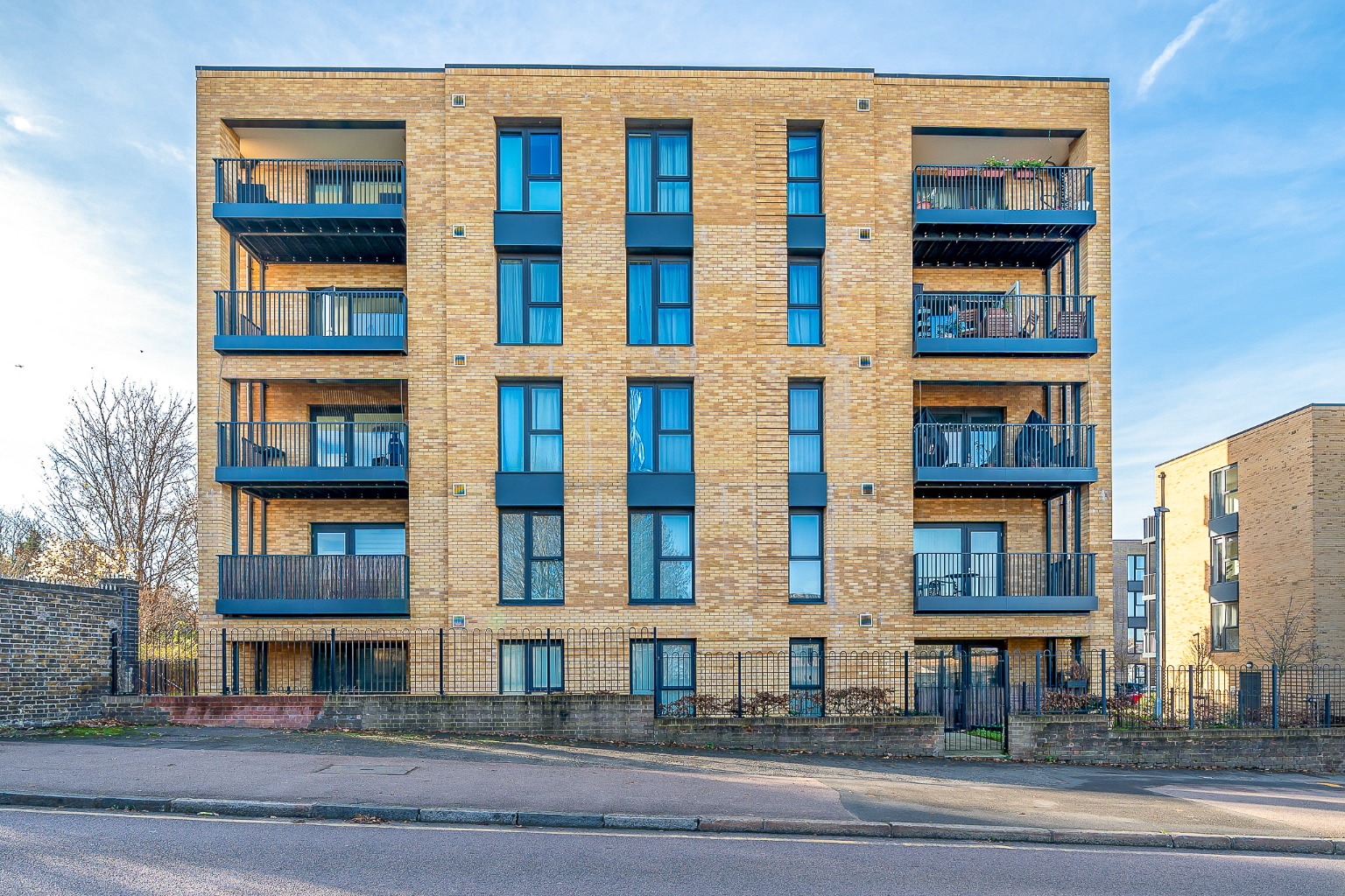 Contemporary Three-Bedroom Apartment with Parking and Communal Gardens Near Greenwich