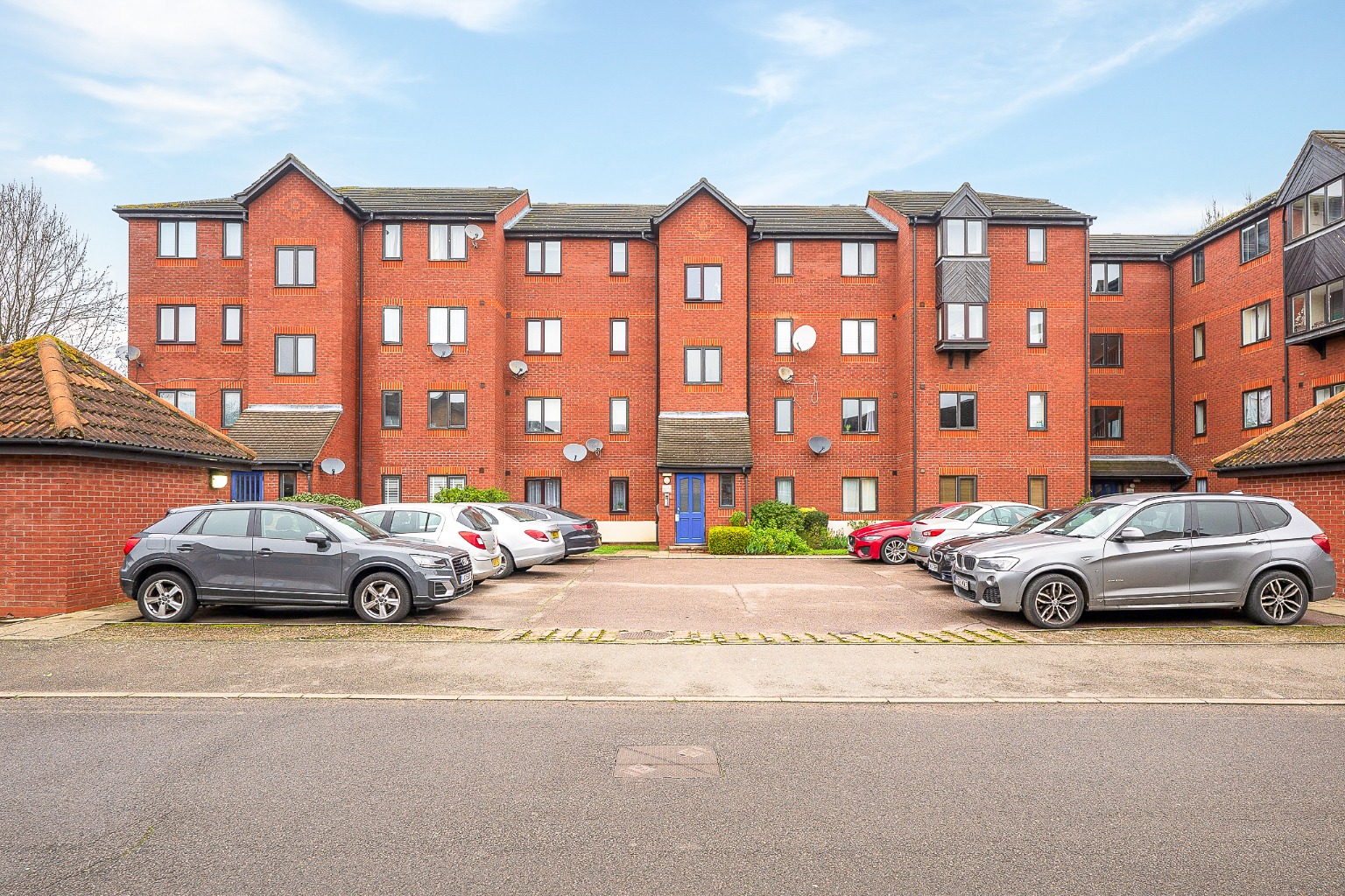 Riverside Living: Chain-Free 2-Bed Flat with River Views, Crales House